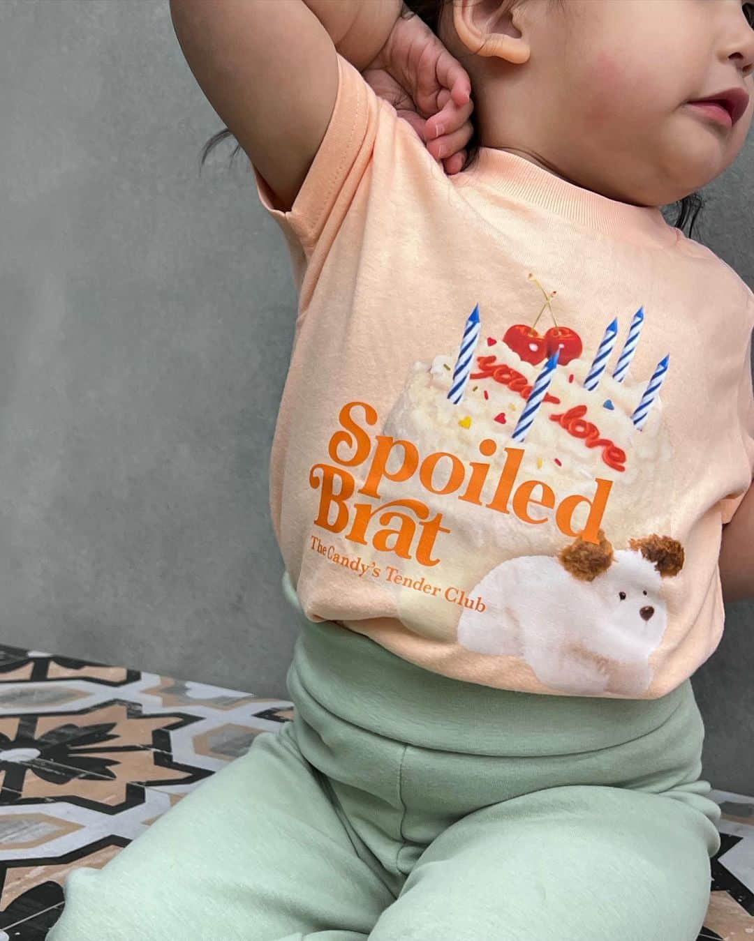 目見田早弥子のインスタグラム：「あったかくなってきて Tシャツの出番も増えてきたね🦋 @candystripper_official のキッズTが可愛すぎて 私も着たいくらい😵‍💫🎀💕 (追記:同じデザインで大人サイズもあるみたい！🎶)  食いしん坊次女🎂、猫好き長女🐈 それぞれにぴったりのデザイン♡♡  ふたりが着てる他にも可愛いデザインたっくさんあって どれにするかめっちゃ迷ったよ🫠💫  男の子が好きそうな宇宙モチーフのデザインもあるよ~🚀🪐 カラーバリエーションもあるから 色が違うと雰囲気も全然違いそう💭✨  今最後の受注会が開催中だから詳細載せておきます！🫧  ぜひCANDYのHPでデザイン見てみてね🫶🏻💘 ↓ ↓ ↓  -𝗖𝗔𝗡𝗗𝗬 𝗦𝗧𝗥𝗜𝗣𝗣𝗘𝗥 𝟮𝟬𝟮𝟯 𝗞𝗜𝗗𝗦 𝗧𝗘𝗘 𝗖𝗢𝗟𝗟𝗘𝗖𝗧𝗜𝗢𝗡- _ _ _ _ _ _ _ _ _ _ _ _ _ _ _ _ _ _ _ _ _ _ _ _ _ _ _ _ _ _  受注会第三弾 4/19(水)12:00～5/1(月)12:00  ▫️配送期間 : 6月上旬頃から順次お届けします  ▫️販売店舗 : Candy Stripper オフィシャルオンラインストア 「CANDY STORE」 ※SHOPやZOZOでの販売はありませんのでご注意ください  ▫️サイズ展開 : 90~140cm (※商品により展開サイズが異なります)   ▫️販売価格  ￥3,800(税抜き) _ _ _ _ _ _ _ _ _ _ _ _ _ _ _ _ _ _ _ _ _ _ _ _ _ _ _ _ _ _  ●送料無料！   ●ASTRO PEPE🐼オリジナルステッカー1枚プレゼント！  ●予約システムの都合上、1商品ずつしかカートに入れていただけません💦 複数ご購入されるお客様にはお手数をお掛けしてしまいますが、都度購入をお願いいたします🙇‍♀️  ●複数のご注文のお客様は、発送の際にまとめてお送りさせていただきます  ●CANDY STOREの新規会員登録をしてくださった方には￥1000 OFFクーポンをプレゼント！お買い物にすぐお使いいただけるクーポンとなります☺️ぜひこの機会にご登録ください！ _ _ _ _ _ _ _ _ _ _ _ _ _ _ _ _ _ _ _ _ _ _ _ _ _ _ _ _ _ _ #candystripper #candystripper_kids   大好きな @candy_yoshie さん🩷 いつもありがとうございます💫」