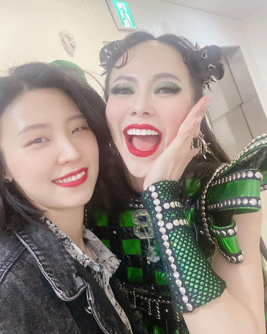 キム・ジウのインスタグラム：「. . 나의 호주피팅 메이트 신별이🤩🤩 Mega Six 부를 때 신별이 소리지르며 점프점프 하던거 나 다봤당😍 귀여워 진쨔!!! . .」