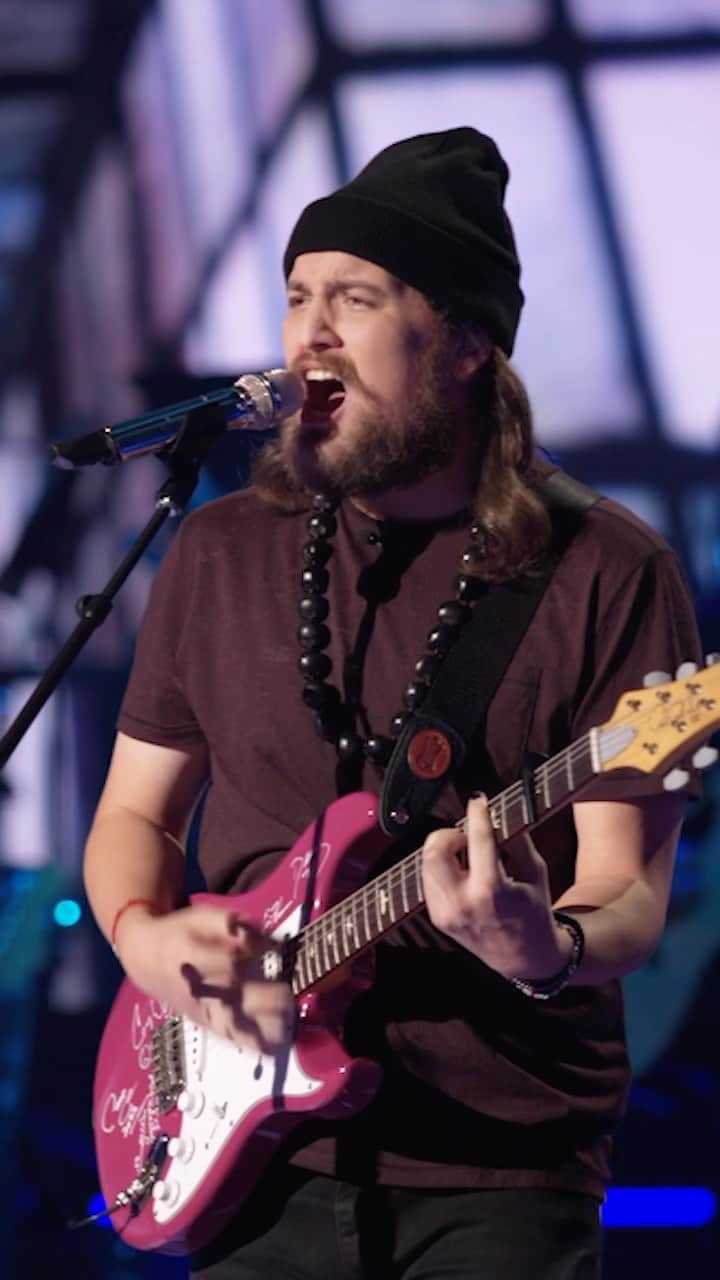 American Idolのインスタグラム：「Looks like he made it! 🙌🎸@oliversteelemusic is still going strong in the Top 12!」