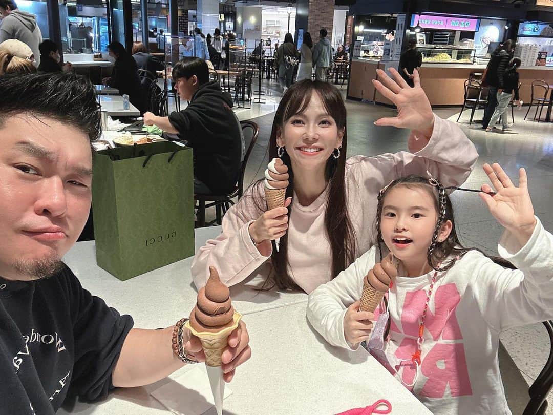 キム・ジウのインスタグラム：「. . 내 가족 다 내 편들 사랑해❤️❤️❤️❤️ . .」
