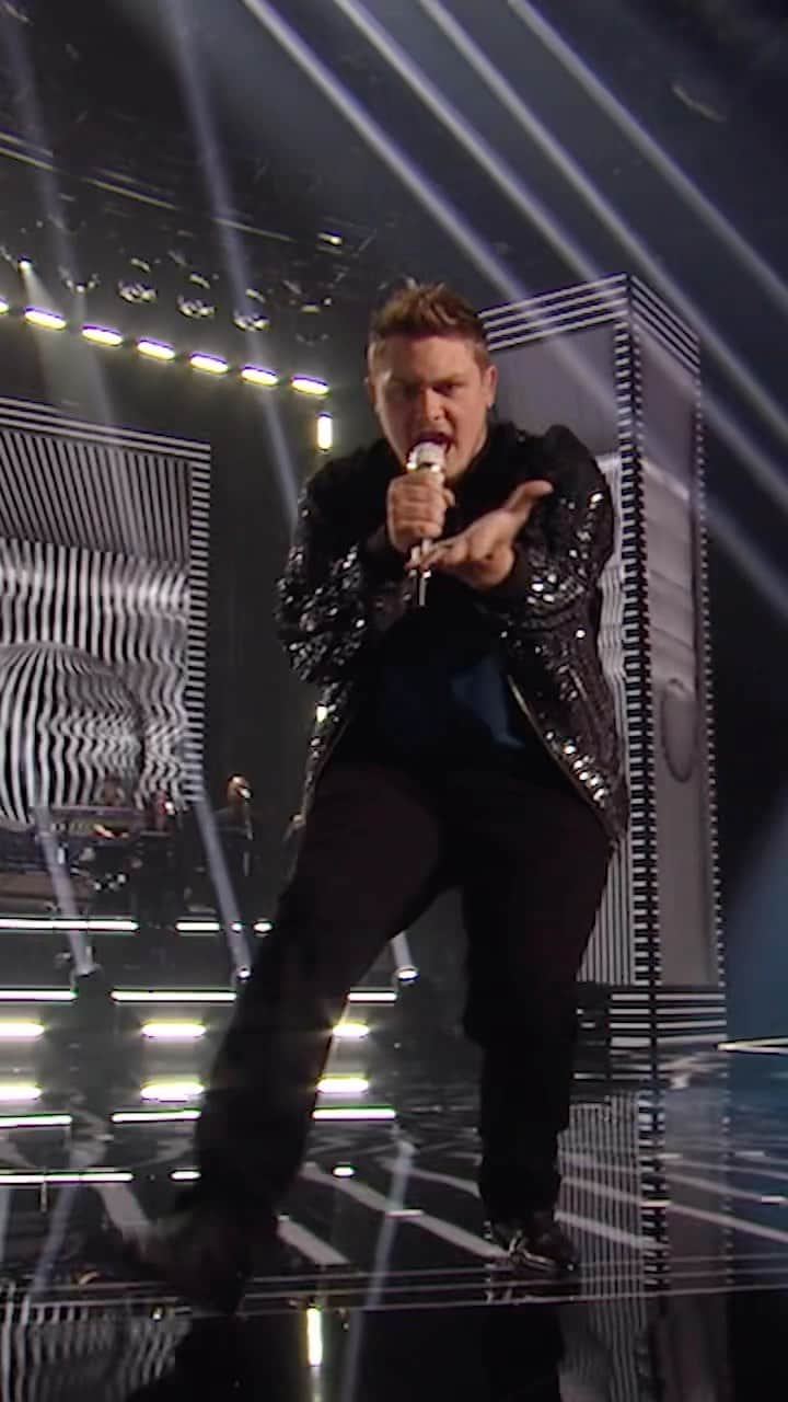 American Idolのインスタグラム：「@realzachariahsmith holds the line and hangs on tight! 💪 He’s in the Top 12!」