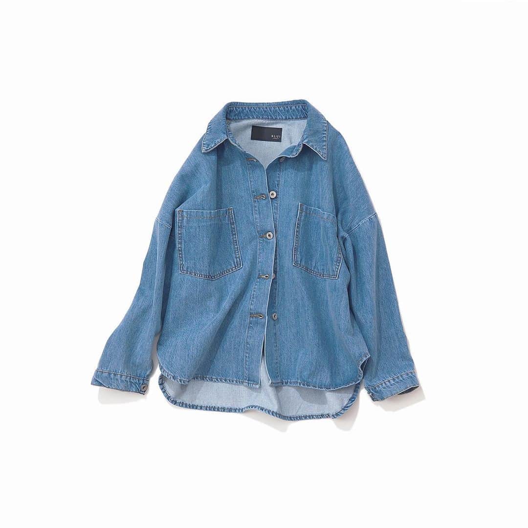 のインスタグラム：「・ New♦️Arrival・ ・ ◆ BLUi ブルーイ／EMILIA　デニムシャツジャケット（BLUE) ・ 厚すぎない柔らかなデニム生地を使用したシャツジャケット。 こちらは、ヴィンテージスタイルからインスピレーションを得たモデル、EMILIA（エミリア）。 ストーンウォッシュ加工を施したドロップショルダーのオーバーシルエットが魅力なデザインです。 シルバーのヴィンテージ調のボタンと、胸元の大きなポケットもアクセントになり、襟を抜いてゆったりとした抜け感のある着こなしが楽しめます。 ・ #kkcloset #kkshop #菊池京子 #kyokokikuch #coordinate #code #ootd #outfit #kotd #カジュアル #style #fashion #ファッション #happy #春夏 #feminine #italy #デニムシャツ　#blue #シャツジャケット　#relax」