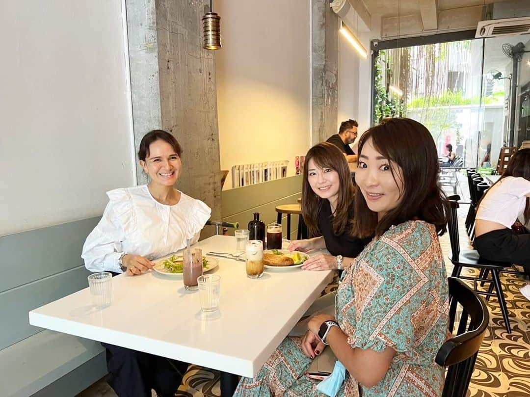 瀬間友里加のインスタグラム：「シンガポールでの妊娠、そして出産を決めてからたくさんの相談を聞いてくれアドバイスをくれた友人達✨金額面の違いに驚くこともあれば、病院での検査や出産時の入院ですら、日本と違う事ばかりで不安もありましたが友人のおかげでここまでくることができました🥺✨みんな育児で大変なのにベビーシャワーまで企画してくれて😭💓こんな素敵な友人がいて私は本当に幸せものだと思った今日🫶みんなありがとう🥺 出産まであと少し身体に気をつけて過ごしたいと思います。#シンガポール出産予定 #臨月 #シンガポール生活 #写真は妊娠初期」