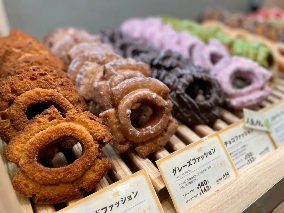 jackinthedonuts -ジャックインザドーナツ-のインスタグラム：「もうすぐゴールデンウィーク❤️‍🔥 今年は、どこかにお出かけされる方も多いのではないでしょうか🤔  帰省や遊びに行くお供に、ジャックインザドーナツはいかがですか🍩  ジャックインザドーナツでは、ファッションシリーズは 常時5種類を展開しております😋 ・オールドファッション ・グレーズファッション ・チョコファッション ・ストロベリーファッション ・抹茶きなこファッション  どれにしようかなとお悩みの方は チョコファッションは売上トップ3に入るので オススメですよ🍫  ご来店お待ちしております🫧⁡ ⁡⁡ ⁡#jackinthedonuts #ジャックインザドーナツ　 #オールドファッション⁡ #グレーズファッション⁡ #チョコファッション⁡ #ストロベリーファッション⁡ #抹茶きなこファッション #ドーナツ #ドーナツ好き #ドーナツ専門店 #おうちおやつ #手土産  #お土産スイーツ #スイーツ #スイーツ部 #デザート  #ドーナツ好きな人と繋がりたい  #スイーツ好きな人と繋がりたい」