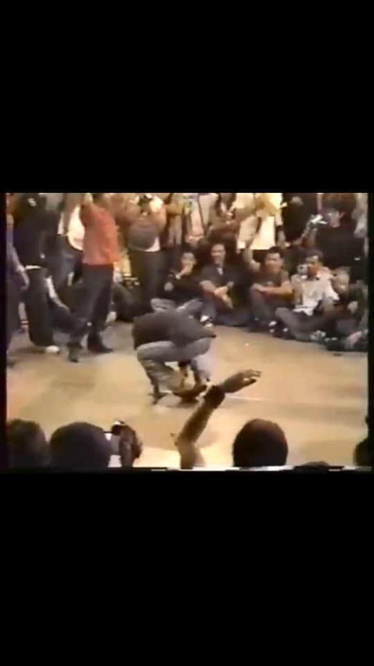 RJ Punoのインスタグラム：「Rockadile aka RJ (@rockadeezy) 2003 Super Crew vs. Killafornia.  Still One of the My Favorite 😍 🫶✨️ RJ Always Timeless.  📼 @donovan_707   #rockadile #bboyrj #battlemonkeys #supercrew #bboy #bgirl」