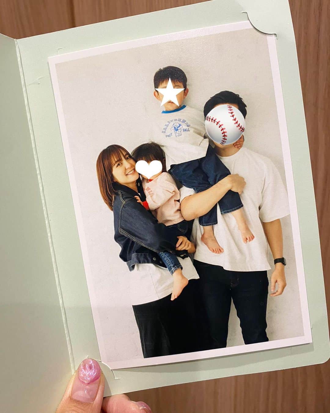 片桐ゆたかのインスタグラム：「ずっと気になっていた @mum.studio__ で先日撮ってもらった家宝写真📸  なかなか現像できないズボラな私は こうやってすぐ形にしてもらえると とてもありがたいのです😮‍💨💖  ギリギリまで子どもたちの体調等で ソワソワしてたけど無事撮れて大満足✨  @kikku726 さんにヘアメイクを施して貰い 久しぶりのカメラ前には @yokonakata_ph がいて 失っていた自分への自信と プロ達の安堵感が漂う貴重な時間🌟 本当にありがとうございました😭  おかげさまで子供たちも機嫌よく 楽しい家族時間となったよ♪  #mumstudio #nakameguro  #yutakakatagiri#happy#familytime  #片桐ゆたか#家族写真#マムスタジオ #3人目#妊娠中#9ヶ月」