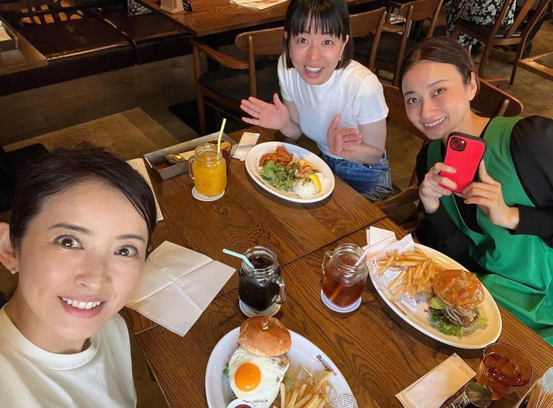 天宮菜生さんのインスタグラム写真 - (天宮菜生Instagram)「. ずーっと半分隠してたんですが、なんとなく隠せなくなってきたし、楽しくって続けていけそうなので公開💕︎ . フラメンコ習い始めました😊(実は去年から始めてましたw) . 基礎レッスンは、バレエの通常バーレッスンと違って、毎回少し変わるものではなく、ただ同じ振りをひたすら覚えなくてはいけないのに、長期記憶が皆無の私は毎回1から覚え直す感じですw .  「習い始めました!」 と、ともみんさん( @tomomin.eguchi )にご報告すると、体験してみたい!!!! と言ってくださり一緒に習う流れに.... . その後続々と私の友人が入会し、今やお友達だらけです🤣 . この日は、ともみんさんのヘアーメイクをされている、とっても可愛いめぐさんの入会も決まりみんなでランチへ....🍽 . お話しが合いすぎて止まらない楽しい時間でした。ともみんさん、いつでもすっぴんの私に可愛いお化粧加工してくださってありがとうございます♡♡笑 ご迷惑おかけしていますw . 今宝塚に熱中のともみんさん。もちろん私より詳しいし、 おひとり様ムラ観劇も果たしています!(凄すぎます⭐️) . これからもフラメンコ、一緒に上達できるよう頑張ります(ง •̀_•́)ง .  #フラメンコ  #習い事  #お母さんのTシャツ (大きめw)  #新品の巻きスカート  #フラメンコシューズ . . . . .  #元宝塚歌劇団  #宝塚og   #シンガー  #singer  #リハビリメイクセラピスト」4月25日 11時44分 - naoamamiya_official