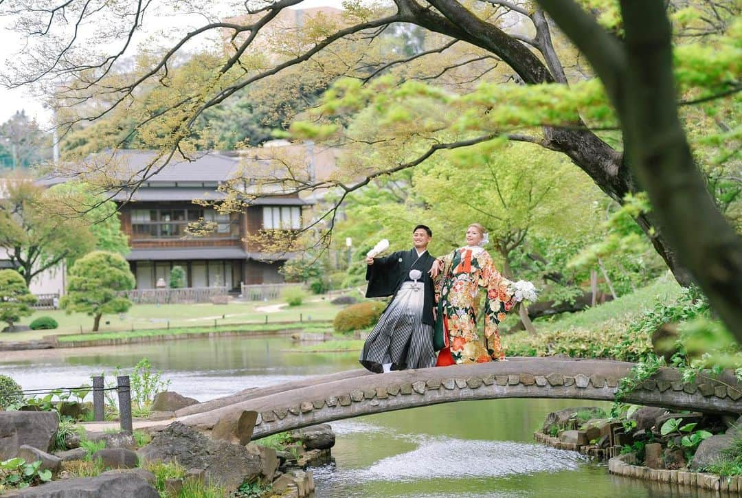 あきまっくすさんのインスタグラム写真 - (あきまっくすInstagram)「🌿💃🏽🕺🏽🌿 . 一枚目、カメラマンさんに 『楽しそうにふざけてる感じで🙋🏽‍♂️📷💕』 って言われてこうなったけど （思ってたんと違う(´･ω･`).｡oO） ってなってそうw . 前撮りめっちゃいい思い出になって ホンマに撮って良かった！ って思いました🥹🤍 . 和装がいい！とか ロケーションで撮りたい！ とか、色々ワガママ 聞いてくれてありがとう🥹🙏🏽💕 @hiroto.kyoguchi_official  これからもいっぱい楽しい事しようね✌🏽🌼 . 皆さま長らくの前撮り投稿に お付き合い頂きありがとうございました😂🙏🏽 今後は動画だけでなく日常投稿とかも していこうかなって思ってます🌿 これからも宜しくお願いします🫶🏽🤍 . #前撮り #和装前撮り #東京前撮り #肥後細川庭園」4月25日 11時54分 - akimax1221