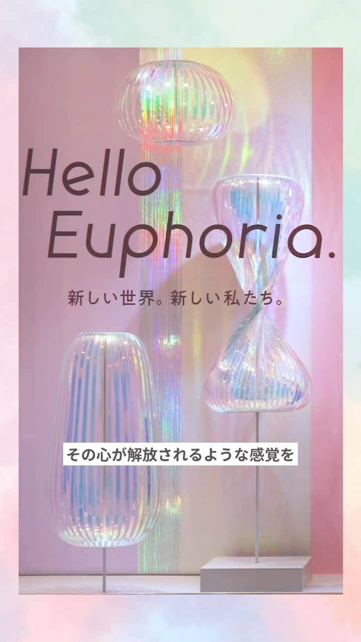 ルミネ公式のインスタグラム：「4月1日（土）～5月7日（日）まで ルミネ各館のウィンドウで展開中のシーズンディスプレイ。  今回のテーマは “Hello Euphoria.　新しい世界。新しい私たち。”  ——  コロナ禍を経て、ようやく自由な夏がやって来る。その心が解放されるような感覚を、多幸感を表す「Euphoria（ユーフォリア）」をコンセプトに、虹色のキラキラとしたオーロラ素材と、レインボースティックのオブジェを組み合わせて表現しました。 くるくる回転させたり、ぽわんぽわんと揺らして遊ぶレインボースティックは、子供の頃遊んだ記憶がある人も多いはず。新宿のウィンドウでは、モーターでレインボースティックを回転させ、光の反射のきらめきで気持ちの良い空間をより楽しめる仕掛けも。ディスプレイを見て、夏へのワクワク感を感じてもらえると嬉しいです。  ——  Creative Direction：POOL inc. CD：滝瀬玲子 AD：高橋千佳 D：伊東陽菜 C：森岡賢司 Pr：中島光葉 https://pool-inc.net/ #lumine #ルミネ #windowdisplay #ウィンドウディスプレイ #vmd #ルミネ新宿 #lumine新宿」