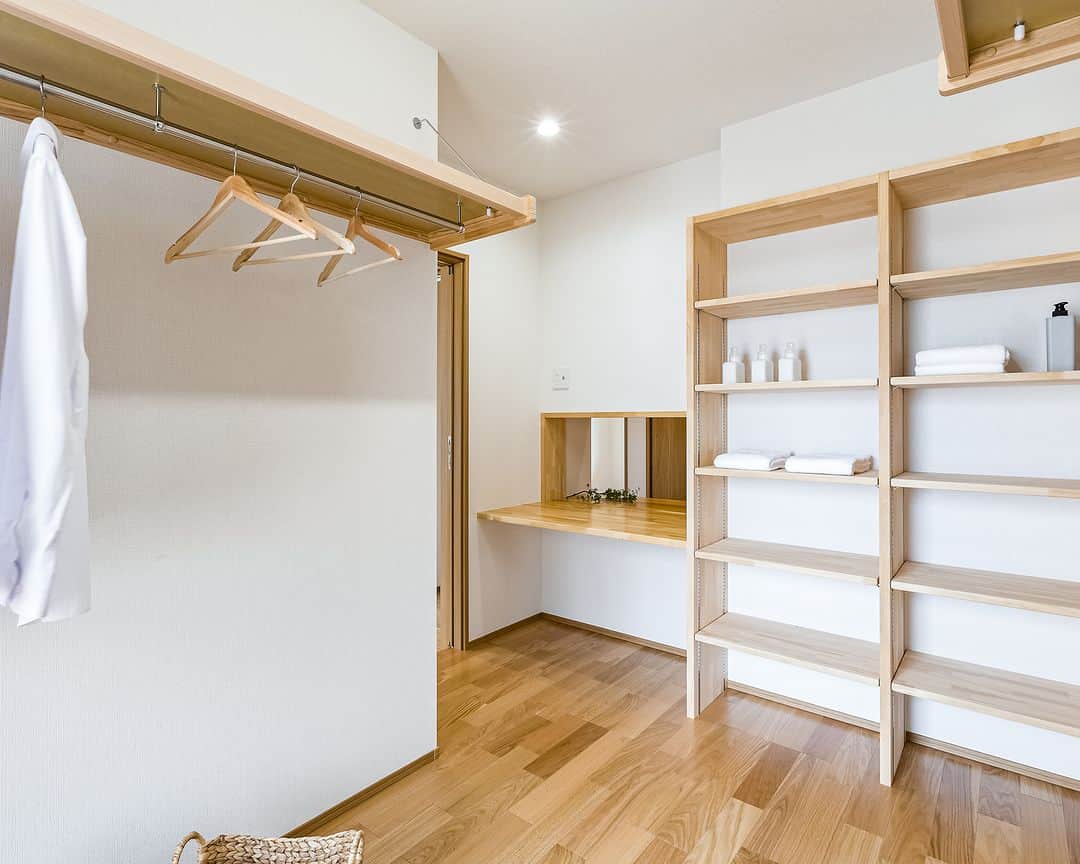 OKOCHI STYLE(香川県) さんのインスタグラム写真 - (OKOCHI STYLE(香川県) Instagram)「ワントーンで統一した無駄のない洋室  ーーーーーーーーー  香川県で木の家を建てる大河内工務店。 HPでは、施工事例を多数ご紹介しています。 家づくりをお考えの方は【フォトギャラリー】をご覧ください。  ーーーーーーーーー プロフィールからHPへ→ @okochi.komuten ーーーーーーーーー  街角リゾート木きん堂倶楽部のインスタもご覧ください(カフェ&ギャラリー情報)🌟  ーーーーーーーーー @mokkindo.cafe ーーーーーーーーー  #新築 #新築一戸建て #マイホーム #マイホーム計画 #インテリア #注文住宅 #かわいい家 #おしゃれな家 #かっこいい家 #家づくり #工務店だからつくれる家  #暮らしを楽しむ #大河内工務店 #自由設計 #木の家 #木の家づくり #自然素材の家 #香川イベント #香川の家 #香川県工務店 #洋室」4月25日 12時00分 - okochi.komuten