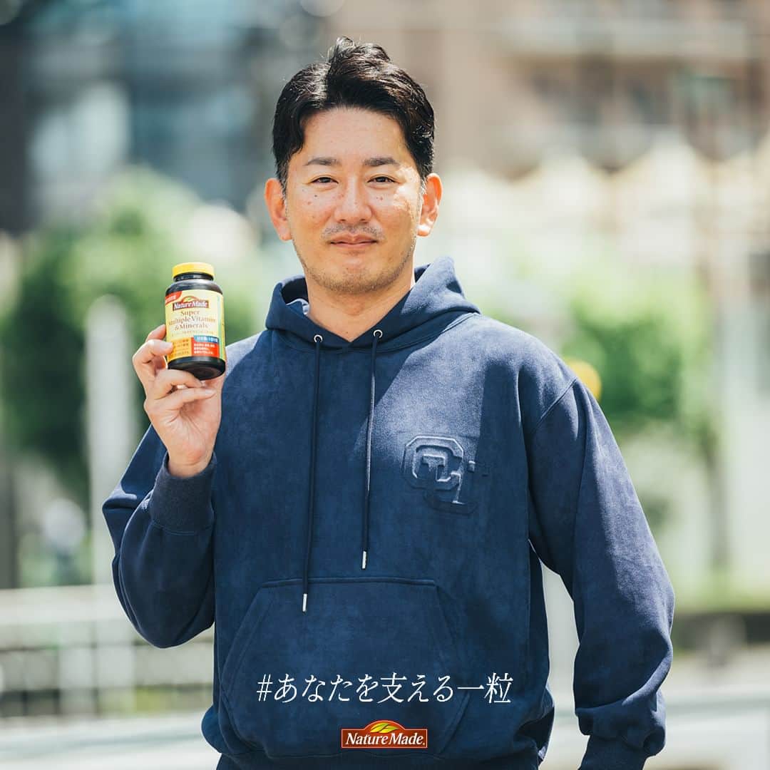 【公式】ネイチャーメイドのインスタグラム：「今回取材させていただいた井野口洋介さんにはスーパーマルチビタミン&ミネラルをプレゼントさせていただきました。ご協力ありがとうございました。 スーパーマルチビタミン&ミネラルには、ビタミン12種類とミネラル7種類がギュッと1粒に凝縮されています。健康づくりの基本に、毎日摂りたいベースサプリメントです。次回の投稿もお楽しみに！ 食生活は、主食、主菜、副菜を基本に、食事のバランスを。  #子育て #健康管理 #あなたを支える一粒 #ネイチャーメイド #naturemade #サプリメント #スーパーマルチビタミンアンドミネラル」