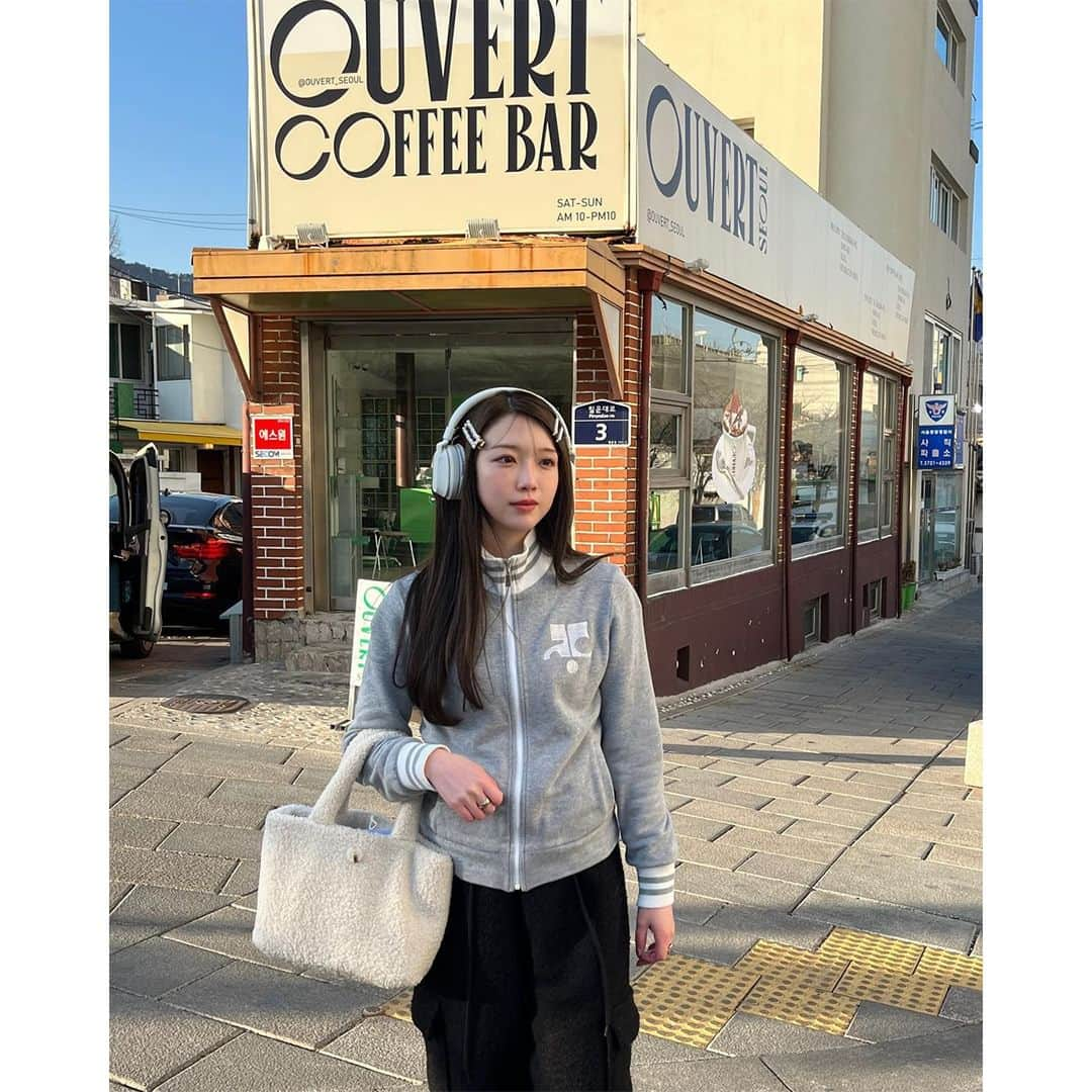 PATRA magazineさんのインスタグラム写真 - (PATRA magazineInstagram)「【親世代で流行ったこれが再熱！courrèges⛲️🤍】  今再熱してるブランド”courrèges(クレージュ)”って知ってる❤️‍🔥？  韓国アイドルも着用していると噂💭✨  ヴィンテージのアイテムもあるから、みんなも探してみてね🌷  ＼ thank you 🦢 ／ @97_sena / @ykn__1220 @erinko0315 / @miwoooxy @wknaaa0302_ / @konchan0818 @oooccupi  今みんなの中で流行っている事やアイテムがあれば @patra__jp をタグ付けしてぜひ教えてね🔔  皆さんのすてきな投稿をぜひ紹介させてください！ . . #courreges #クレージュ #韓国コーデ #春服コーデ #春コーデ」4月25日 12時00分 - patra__jp