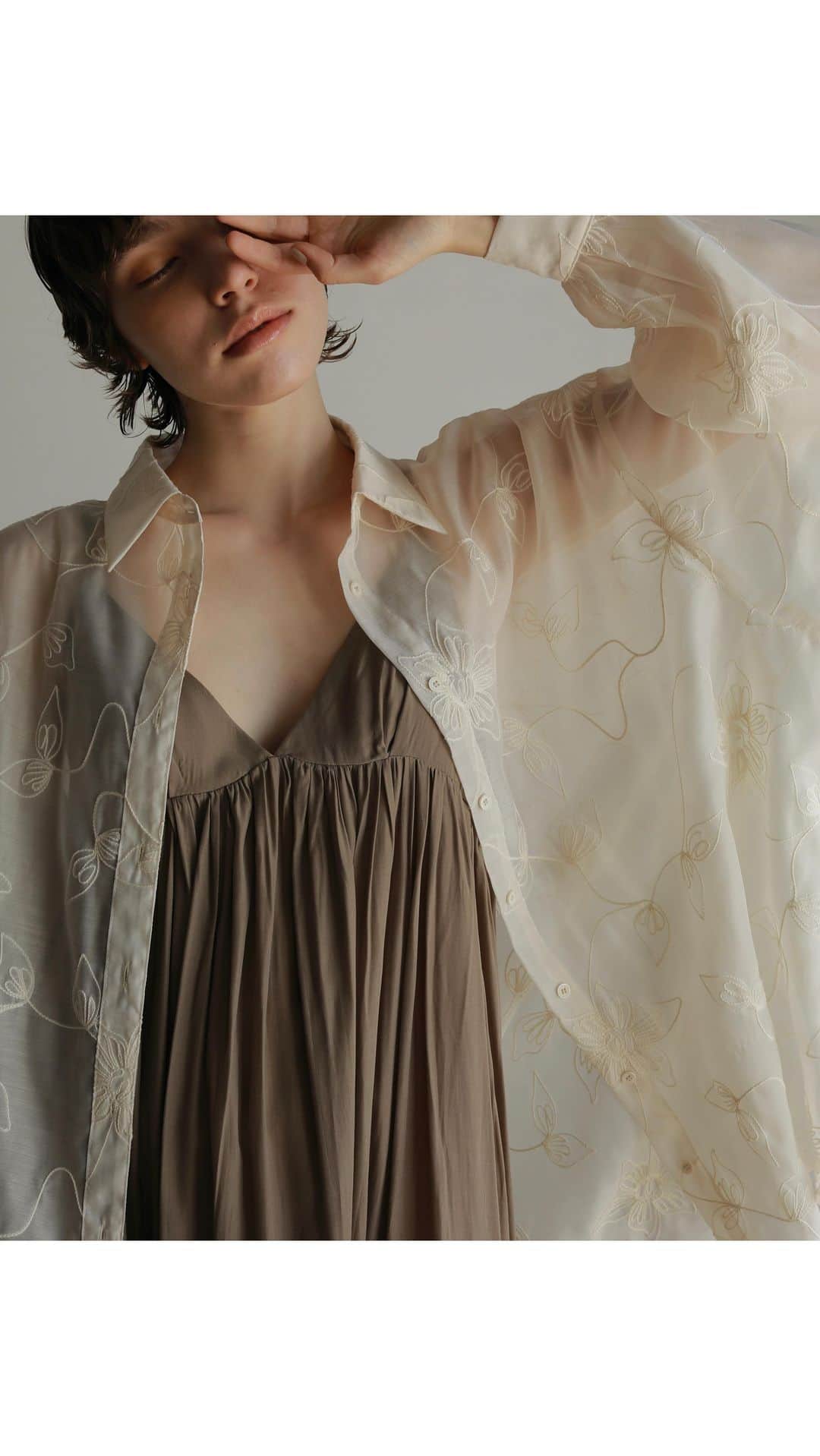 AMAILのインスタグラム：「#comingsoon 5/2(火)お昼12:00〜販売スタート  Almond flower shirt ￥13,200 color: IVO/BLK size: FREE  手書き風の花柄の刺繍が目を惹くシアーシャツ。 オーバーサイズな作りでありながら袖がバルーンスリーブになっており、 手首がきゅっと詰まっているので女性らしい印象を与えてくれます。 裾がラウンドカットになっており前と後ろの長さが違うところもポイントです。  ボタンを開けてキャミの上に羽織ったり ボタンを留めてワンピース風にも着ていただけます。  #AMAIL #アマイル #シアーシャツ」