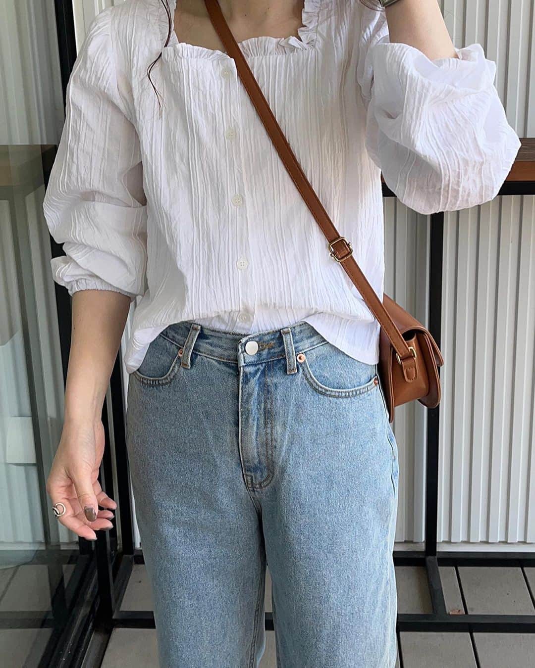 DHOLIC SNAPのインスタグラム：「Special Category Sale 📢🤍 オフショルにもデイリーにも使えるブラウスがMax30%OFF!!!  〜4/27 17:00まで🌸  #ブラウス#ブラウスコーデ」