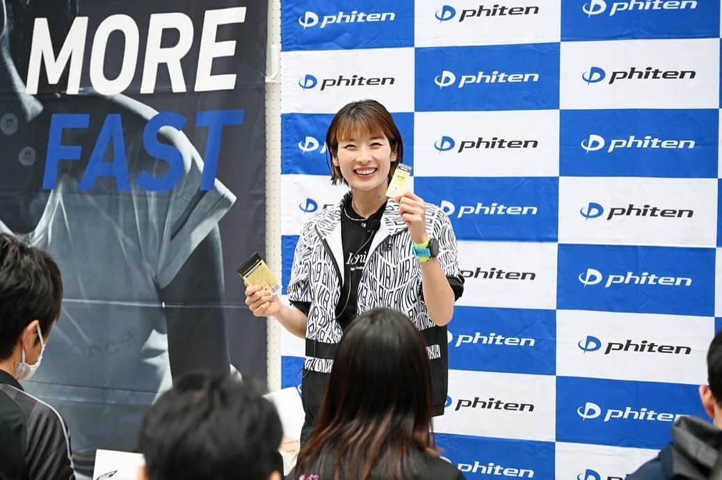 西谷綾子のインスタグラム：「🏃‍♀️ 写真で振り返り〜♡ 📸 @sgtsm  Thank you🥹🙏  ・前日の長野マラソンEXPO ファイテンボディケア講習会！ 4回とも立ち見が出るほど🥹 ファイテン商品を上手に活用しながら 怪我予防、パフォーマンスアップに繋げてほしいです！！  ・トークショー 嶋原清子さんと木下裕美子ちゃんと！ みんなが聞きたい事を頭の中でグルグル想像しながら🎤 私もレース前日にお2人のいろんなお話が聞けて 沢山の学びあり楽しかったです♡  ・開会式 いろんな方達に会えて嬉しかった☺️  ・レース当日 42.195km走ったら みんなで最終ランナーまで応援📣🥰  ・テレビ信州📺 22(金)と24(月)出演！ まだご覧になっていない方は アプリ「マイチャン」からご覧頂けます♡ レース中は小椿希美アナウンサーが @kotsubaki_nozomi  応援してくれてレース後のインタビューもあり！ ありがとうございました♡  3日間盛り沢山！！ 多くの方達にお会いできて 沢山のパワーを頂きました🥹感謝♡ またどこかでお会いできる事を楽しみにしてます♪  #長野マラソン」