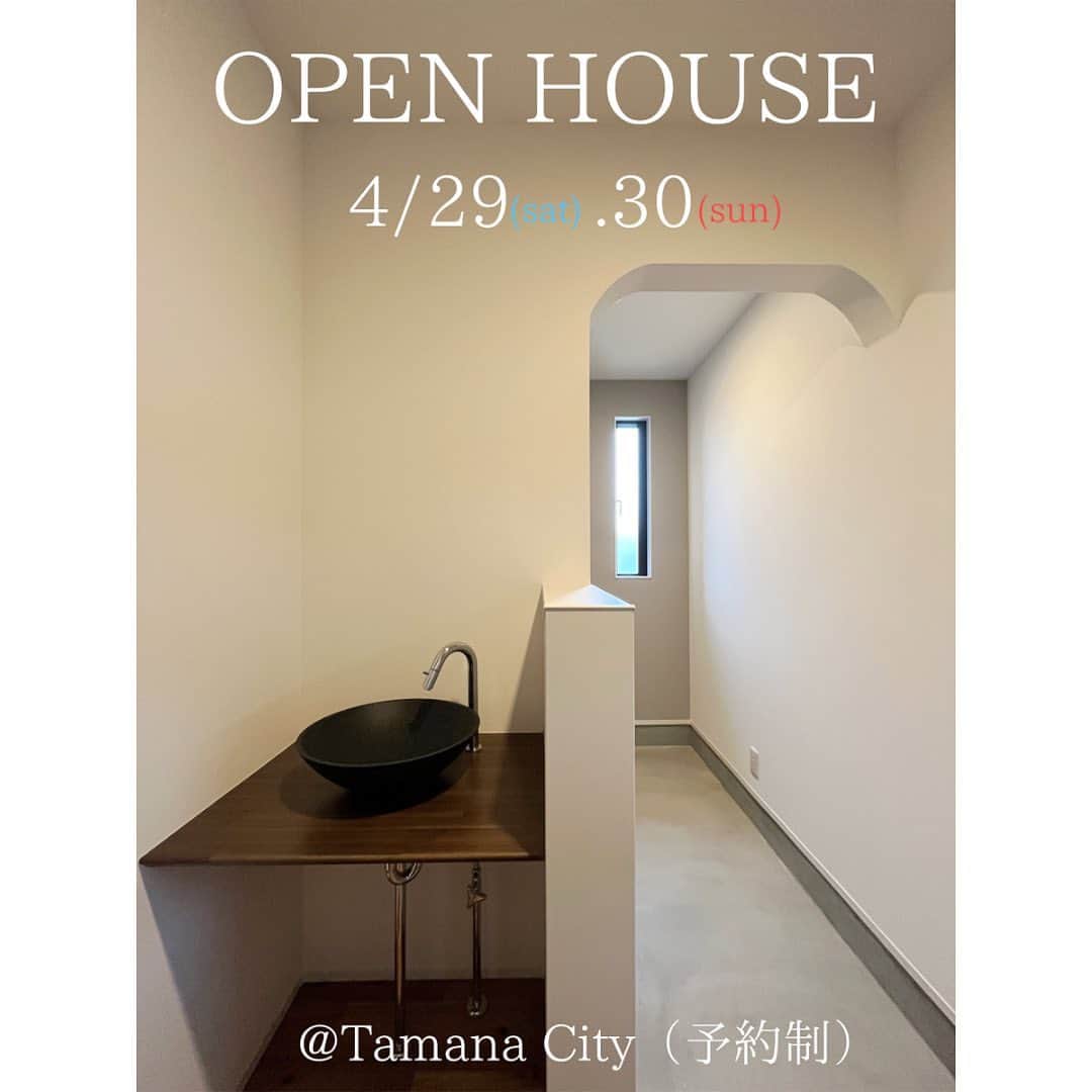有限会社 稲葉製材住宅のインスタグラム：「【平屋の完成見学会】  ◼︎4/29(sat).30(sun) ◼︎10:00〜16:00 ◼︎玉名市（予約制）  35坪の平屋のお家。 リビングの天井は3mあり開放的な空間です。 床板はアカシアのフローリングで、カウンターの広い造作洗面台や、子ども部屋の勾配天井など想いの詰まった内装です。 外壁にはメンテンナンス性に優れたドイツ製の塗り壁材stoを使用しました。 外構フェンスも造作で小国杉を使っています。 外観も自然と調和した佇まいです。 高断熱、高気密、高耐震、ZEH住宅と性能面も高くなっています。 性能、耐震、省エネ、デザイン、環境配慮などトータルバランスを考えたお家です。 この機会にぜひご参加下さい。 予約方法はメール、電話、HPの問合せフォームにてお願いします。 予約を確認できた方から現地情報をお送りします。  #完成見学会 #新築 #平屋 #木の家 #自然素材 #稲葉製材住宅  設計　@ruskadesign   〜〜〜〜〜〜〜〜〜〜〜〜〜〜〜〜〜〜  【熊本の暮らしに寄り添った工務店】 熊本県北を中心に新築、リノベーションを手掛ける工務店です。 家を建てることがゴールではなく、家を建てたあとの暮らしにフォーカス。 一人ひとりが楽しい暮らしを送れる家をご提案することが重要だと考えます。 素材にもこだわり、県産材を使用したりと人と自然に配慮した熊本らしい家づくりをご提案します。」