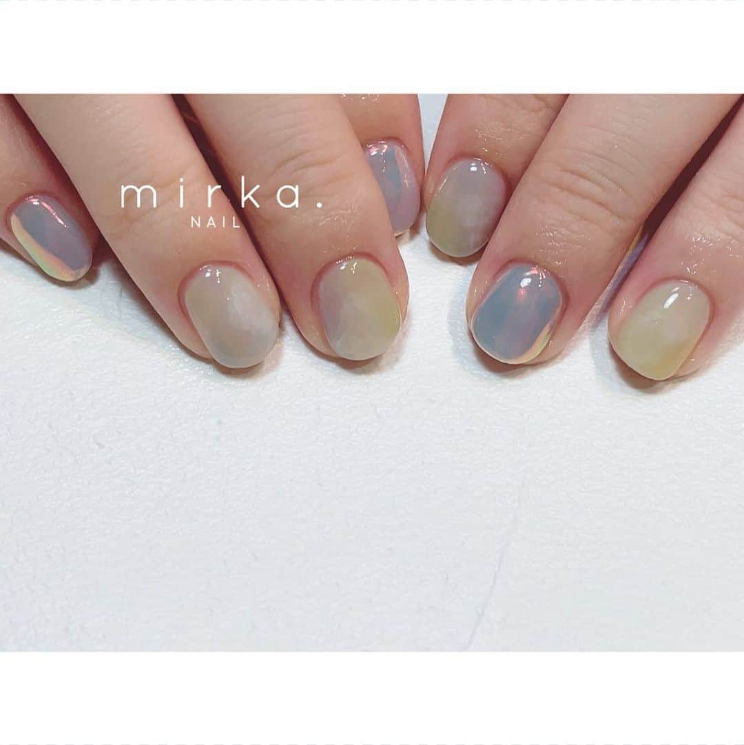 mirka. NAIL(ミルカネイル)のインスタグラム：「⁡ ⁡ 　 うるうるのオーロラネイルをポイントに✴︎ ⁡ ⁡ 初夏のイメージでおまかせいただきました🌿 ⁡ ⁡ ⁡ ⁡ #mirkaおまかせネイル ⁡ ………………………………………………………… ⁡ #ご予約、お問い合わせは LINE ID⇒ @mirka.nail (@含む)まで。 ⁡ ご新規様はハイライトの「ご案内」と「ご予約方法」を必ずお読みいただいてからご予約くださいますようお願いいたします。 空き状況や詳細はLINEの投稿からご確認ください。 ⁡ ⁡ ⁡ ⁡ #mirkanail#nails#nail#nailart#naildesign  #ショートネイル#ネイルアート#ネイルデザイン#ネイル#大人ネイル#シンプルネイル#オフィスネイル#ニュアンスネイル#ナチュラルネイル#カジュアルネイル#ショートネイルデザイン#美甲#春ネイル#春ネイル2023 #プライベートサロン#プライベートネイルサロン#東京ネイルサロン#東京ネイル#江東区ネイルサロン#森下#清澄白河 ⁡#夏ネイル2023」
