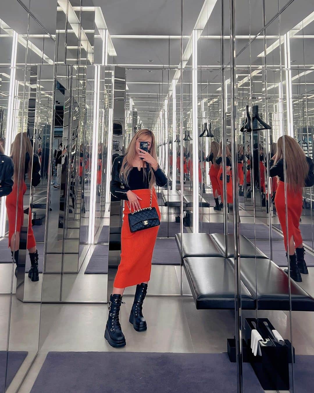 まあーか（まかたん）のインスタグラム：「. 𝓞𝓡𝓐𝓝𝓖𝓔✖︎𝓑𝓛𝓐𝓒𝓚 🧡🖤🧡🖤🧡🖤🧡 すきないろ(´･ω･`) 🗻編の静岡撮影中🦖と。 . #オレンジ似合う人選手権 #りょじまかちゃんねる#ハイトーン#バレイヤージュ#シャドールーツ#ハイトーンロング#セルフィー#カラコン#外国人風カラー#春コーデ#厚底ブーツ#メイク#zara#shein #chanel #셀스타그램 #오오티디 #일본 #일상 #패션 #메이크 #셀피 #selfie #zara#shein」