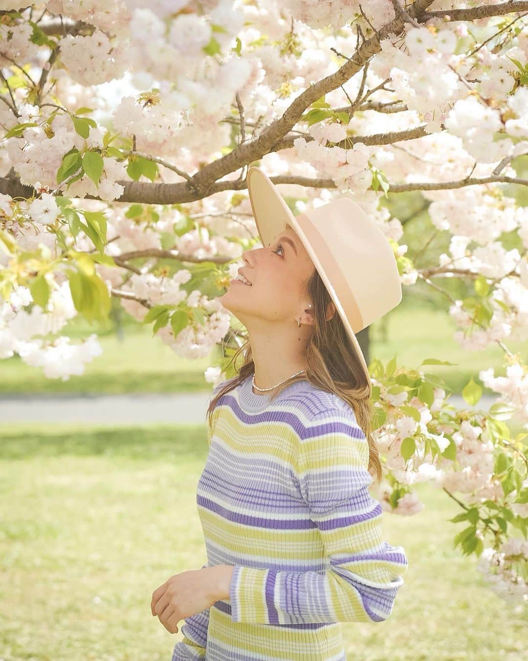 階上実穂さんのインスタグラム写真 - (階上実穂Instagram)「なんだか可愛い桜も咲いててカメラ小僧がいっぱい撮ってくれた✌🏽 最後の方はお腹空いちゃってるし、魂抜けちゃってるし😂  でも最高に楽しかった🫶🏽春はお花が可愛い季節だね◡̈*⋆⁎❀次はどこに行こうかしら♩¨̮⑅*  ビーグルもめっちゃ可愛かったなぁ🐶💖」4月25日 12時10分 - miho_ishigami