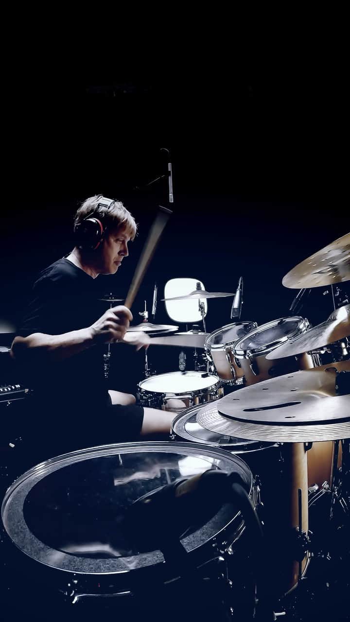 シェーン・ガラースのインスタグラム：「Searching for things over a bastardized @laotizer vamp. Can you guess the time sig? 🥁 #vf15 #vicfirth #vicfirthsticks #zildjian #zildjiancymbals #zildjianfamily #teamremo #remodrumheads #remo  #drumming #drummer #drums #groove #chops #pearldrums #shanegaalaas #crumbweststudios」