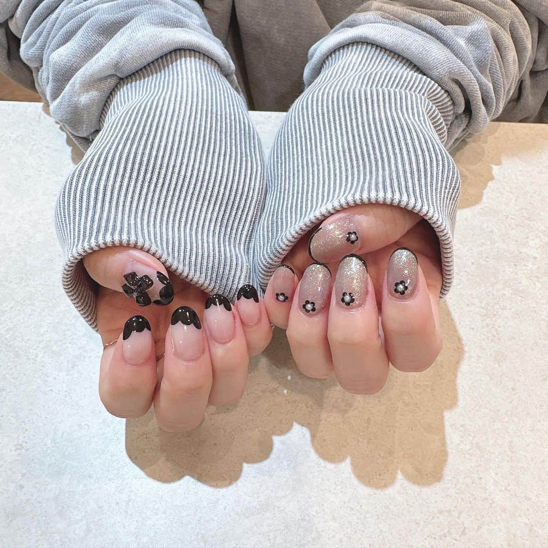畑美紗起のインスタグラム：「ブラックネイル💅🖤  #畑美紗起 #ネイル #ネイルデザイン #黒ネイル #ジェルネイル #フレンチネイル #みちゃネイル #nail #nails #naildesign #dailylook」