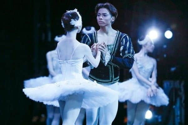 牧阿佐美バレヱ団さんのインスタグラム写真 - (牧阿佐美バレヱ団Instagram)「Behind the scenes "Swan Lake"⁡ ⁡by Photographer Akihiko Yokoi @akihiko_yokoi⁡ ⁡⁡ ⁡⁡ ⁡⁡ ⁡⁡⁡牧阿佐美バレヱ団 ⁡⁡ ⁡ 『白鳥の湖』🦢‎𓂃 𓈒𓏸⁡⁡ ⁡⁡⁡ ⁡ 日時：4月29日（土）15：00   4月30日（日）15：00  ＜全2回公演＞ ⁡ ⁡  会場：文京シビックホール　大ホール  原振付：マリウス・プティパ、レフ・イワーノフ  演出・改訂振付：三谷恭三（テリー・ウェストモーランド演出・改訂振付に基づく）  音楽：Ｐ.I.チャイコフスキー  舞台美術・衣装：ボブ・リングウッド⁡ ⁡⁡ ⁡⁡  オデット・オディール： ⁡青山 季可(29日)⁡、阿部裕恵(30日)⁡⁡⁡ ⁡⁡ ⁡ジーグフリード：⁡ ⁡清瀧 千晴(29日)、水井駿介(30日)⁡ ⁡ ⁡⁡ ⁡本公演のチケットのご購入はプロフィール欄にございますバレエ団公式HPよりご購入いただけます。⁡ ⁡@asamimakiballettokyo ⁡⁡  #牧阿佐美バレヱ団 #牧阿佐美バレエ団 #asamimakiballettokyo #asamimakiballet #バレエ #ballet #クラシックバレエ #文京シビックホール #白鳥の湖 #swanlake」4月25日 17時44分 - asamimakiballettokyo