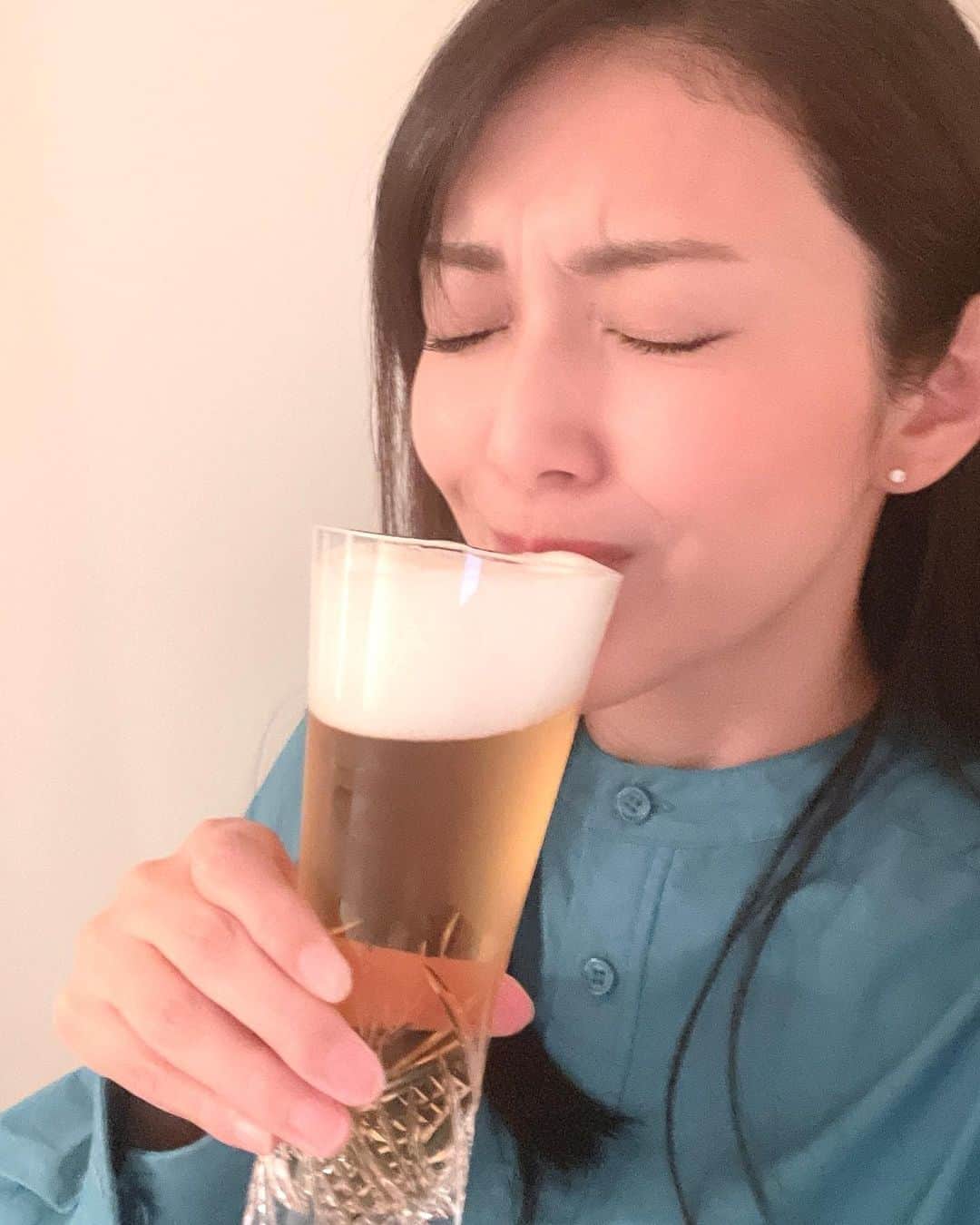 田中道子さんのインスタグラム写真 - (田中道子Instagram)「少しずつ暖かくなってきて気分も上がったから、仕事帰りにビール買ってきた！🍺✨珍しく！ 家で1人で飲むことは滅多に無いんだけど、疲れた身体に染み渡るね〜❤️  綺麗なグラスで飲んだら美味しさ倍増👏 暑い季節にうってつけな、爽やかな切子が綺麗なんだよ〜✨🥰  でも、ほどほどにしないとね！笑 明日のロケも頑張る☺️🙆‍♀️  #カガミクリスタル #KAGAMI #kagamicrystal #江戸切子」4月25日 17時46分 - michikotanaka_official