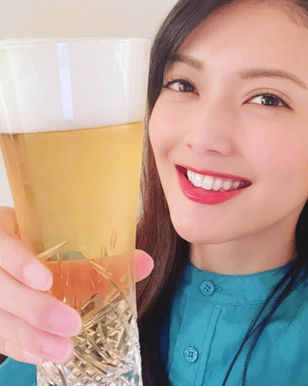 田中道子のインスタグラム：「少しずつ暖かくなってきて気分も上がったから、仕事帰りにビール買ってきた！🍺✨珍しく！ 家で1人で飲むことは滅多に無いんだけど、疲れた身体に染み渡るね〜❤️  綺麗なグラスで飲んだら美味しさ倍増👏 暑い季節にうってつけな、爽やかな切子が綺麗なんだよ〜✨🥰  でも、ほどほどにしないとね！笑 明日のロケも頑張る☺️🙆‍♀️  #カガミクリスタル #KAGAMI #kagamicrystal #江戸切子」