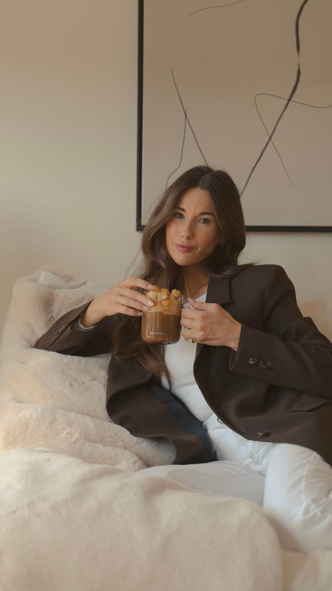 Nespressoのインスタグラム：「Get cozy with your favorite movie on and add that extra pop of flavor and texture to your coffee with the Popcorn Latte recipe made with @llesdeux 🍿🎬  ☕️ Here’s what you will need: •	230ml of Vertuo Caramel Flavored Coffee •	100ml of cold 3.5% Milk  •	15gr of Sweet Pop Corn •	5gr of Caramel Sauce •	VL Golden Caramel Coffee (new barista creation capsule) •	Vertuo Next •	Vertuo Mug  •	Barista Milk Device  •	1 Pot  •	1 Jug  ☕️ Here’s how to do it: 1.	Extract 230ml of Vertuo Caramel Flavored Coffee into a jug. 2.	Pour 100 ml of milk 3.5% directly into the Nespresso Barista device or Aeroccino. Close the lid, select the “Latte Macchiato” recipe on the device and press the start button. 3.	Into a Vertuo Mug, pour 230m of extracted Vertuo Golden Caramel Flavored Coffee. 4.	Pour slowly 120ml of hot Milk with its foam. 5.	Display gently the sweet popcorns over it (15gr) 6.	Add 5gr of Caramel sauce over it & enjoy!  #NespressoCoffeeCurious #NespressoRecipes」
