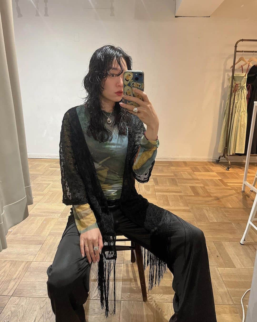 野村仁美のインスタグラム：「今日のオフィス服。 買いそびれて再販待っていたシアートップのLaMeriendaようやく手元に🫶  西洋絵画の静物画の中でも、 果物モチーフが好きで、  あのリアルな描写、テーブル上の構成、光の表現、対象物の質感と量感を捉え伝える卓越した技術…日常の風景をドラマティックに捉えた美しさが堪りませんよね。  しばらく、ブラックやダークカラーと合わせて、このなんとも言えない配色を引き立てて楽しみたいと思います🤤 ちなみにこちらの絵画は1700年代スペインの画家、Luis melendezの作品です。  他にもMARTE ONLINEで購入したもの届いた🫶(3枚目) お香もコレで何個目😂(まとめて買え)  #martesnap」