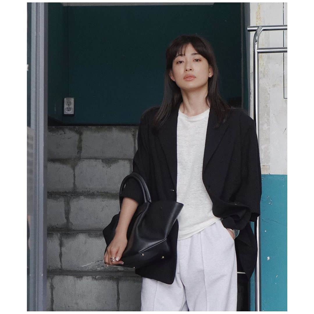 JUNNAのインスタグラム：「今週のリクエスト一番人気はこのジャケット セットアップだそうです...♡  ジャケットスタイルにはバイカーショーツ、レギンス、スウェットみたいなカジュアルなものを合わせたい気分🌭 　　　  jacket/ #ETREハーフスリーブツイードジャケット bag/ @demellierlondon  sandal/ @hermes   #etretokyo#156cm」