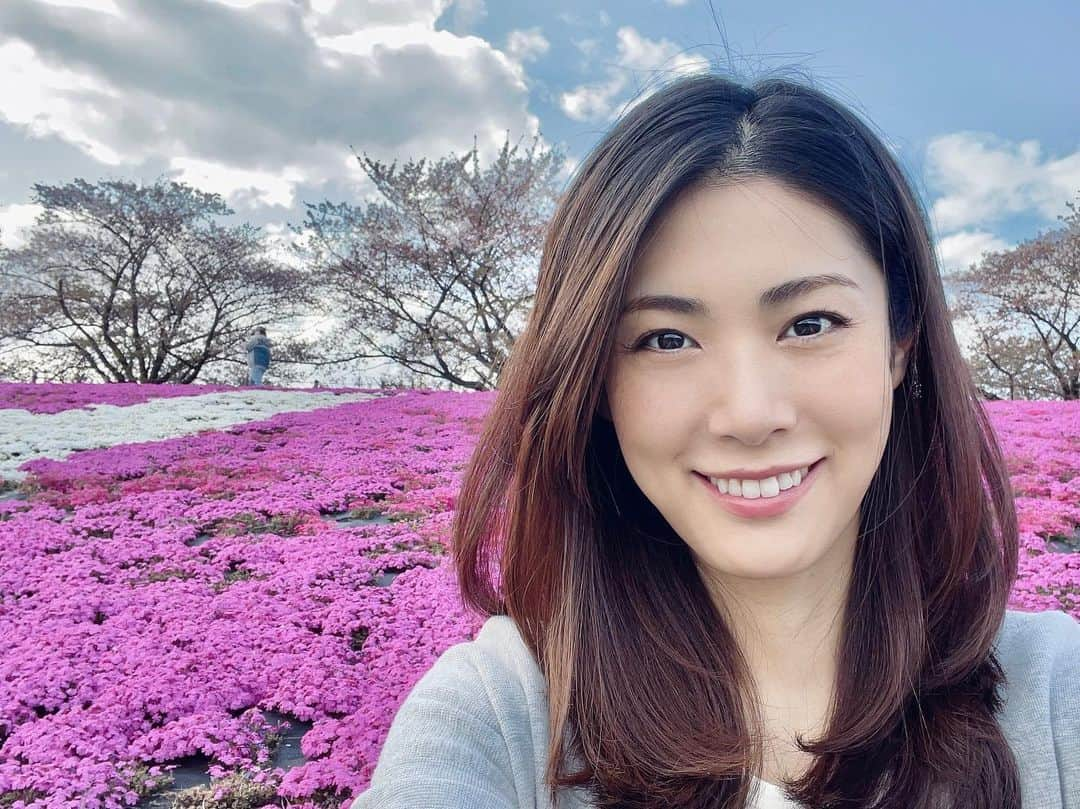 加藤侑紀のインスタグラム：「外国人の母に教わって芝桜という花を初めて知った春🌸   我的台灣人媽媽教我才知道原來有芝桜這種花🌸        #芝桜のじゅうたん  #芝櫻  #芝櫻祭 #賞花季 #花を愛でる時間  #春の終わり  #日本賞花 #台日ハーフ #台日混血兒 #台湾ハーフ #台日友好🇹🇼🇯🇵 #日本女演員 #私の日常生活 #我的日常生活 #學日語 #日本語學習 #日本語教學 #中国語を勉強している人と繋がりたい #北京語 #チャイ語 #バイリンガル女子 #ハーフ女優」