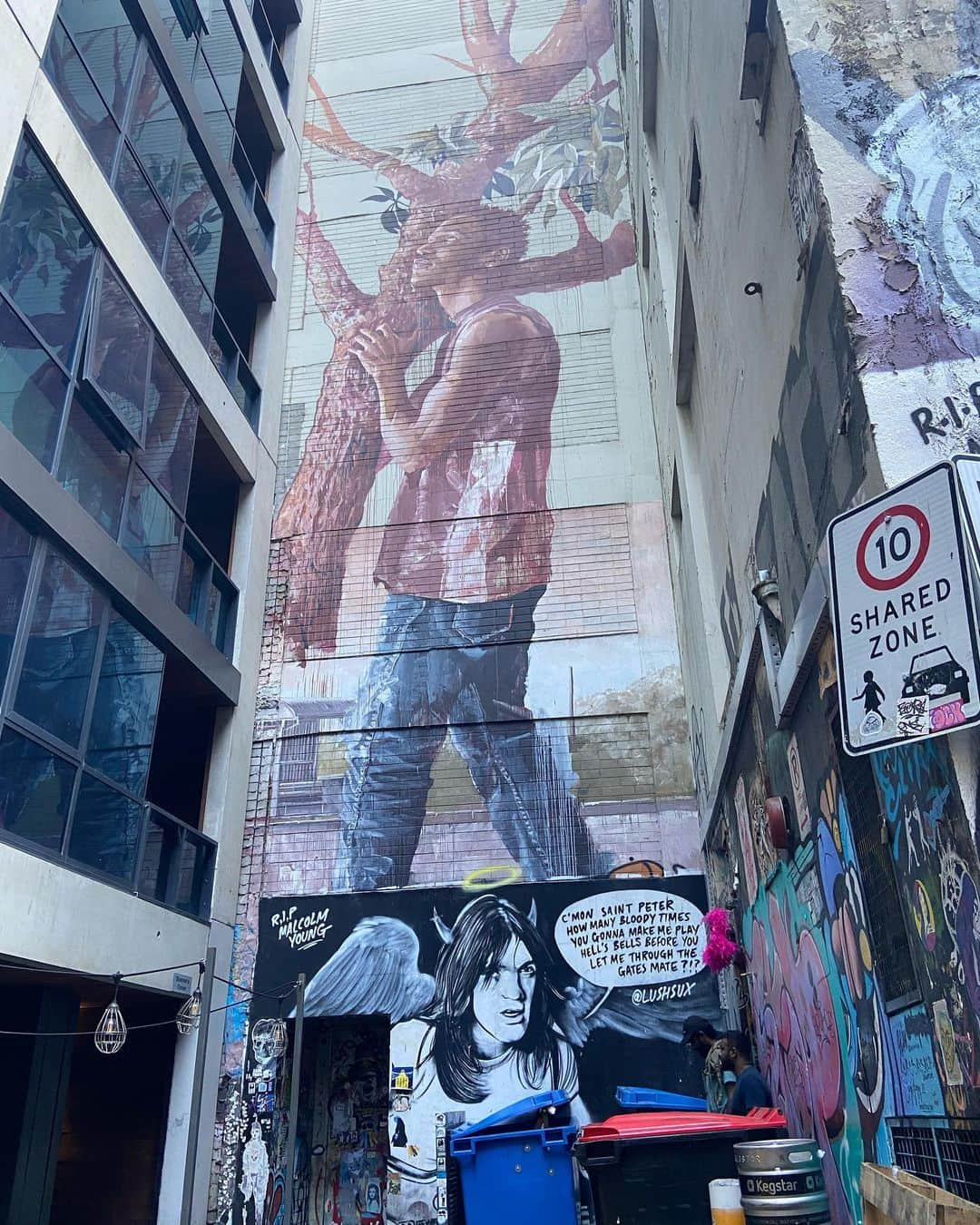 Katsuma さんのインスタグラム写真 - (Katsuma Instagram)「Melbourne street art🇦🇺  現地のファンに遭遇して色々案内してくれた！ 刺激されまくった🔥🖼 リアルタイムでスプレーしてるスケーターとか子供もいた。 この街住みてぇー！！」4月25日 12時28分 - katsuma_drums