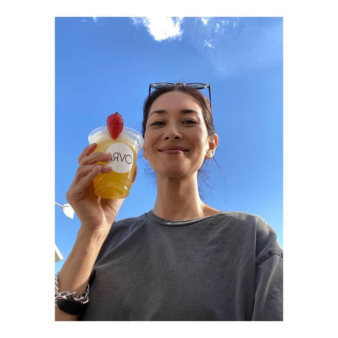 ブレンダのインスタグラム：「So awesome to visit the @a_r_v_o crew at their pop up in Tokyo last week!  Hawaii行けたらぜひ行って見てください! My favorite☕️ in town💕  They also occasionally serve passion fruit mimosas 😋🍹」