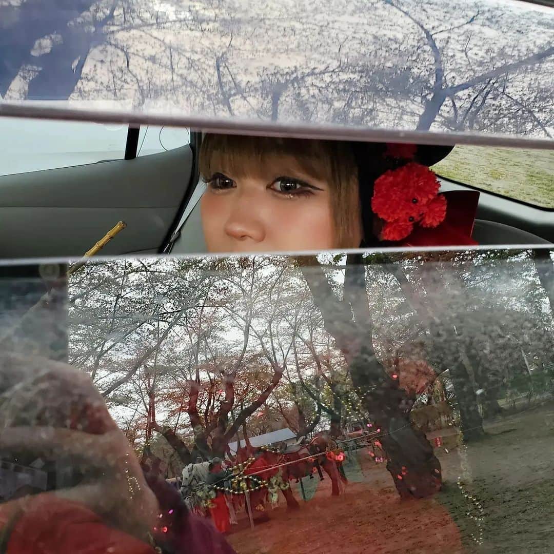 りんごちゃんさんのインスタグラム写真 - (りんごちゃんInstagram)「ドキドキしながら‥💓  車のすきまから外みてたら 撮られた😂🚐♡🤳🌟  #car#window」4月25日 12時25分 - ringochan_0626