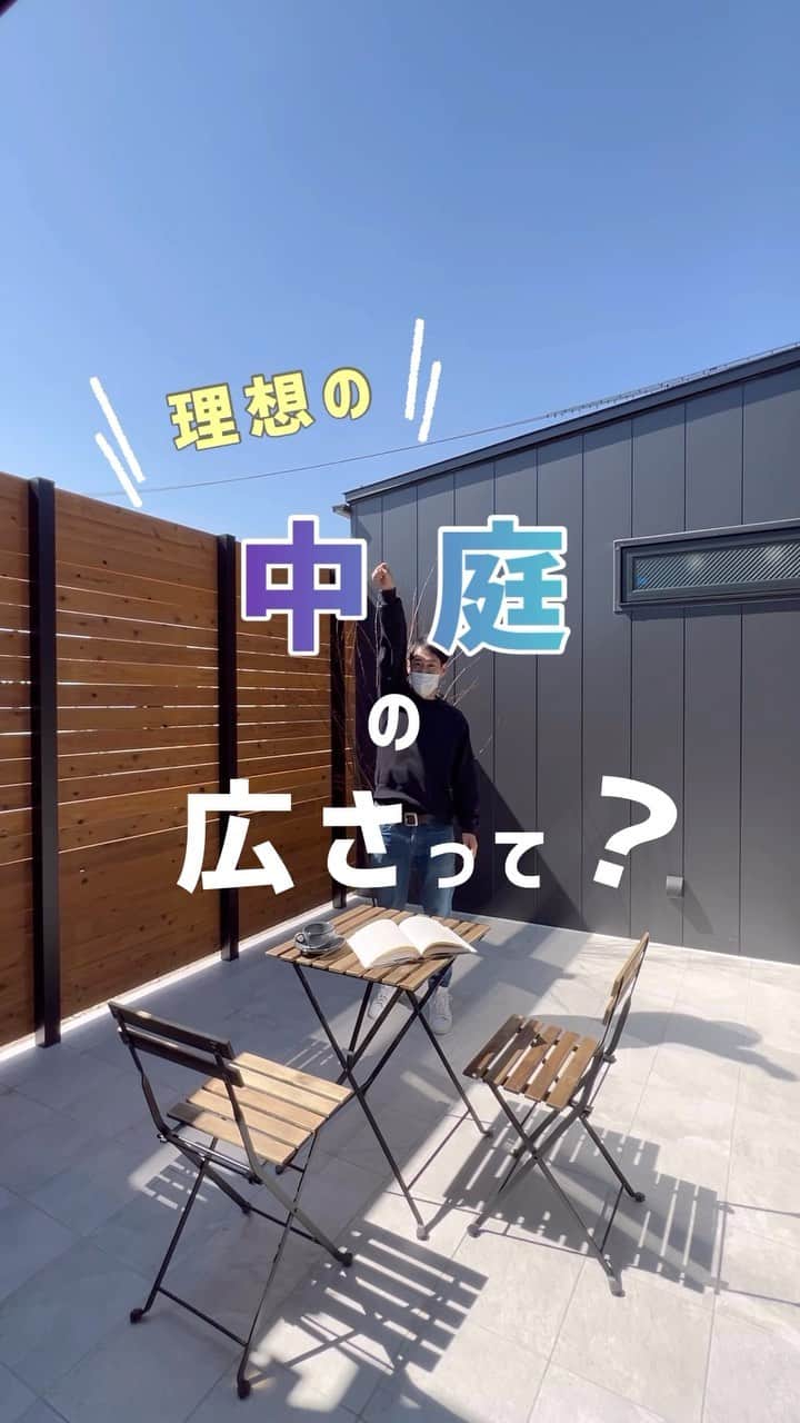 シティハウス産業株式会社のインスタグラム：「#中庭 があったらどのように使いたいですか？☺️  BBQや読書、お子様の遊び場にも最適ですよね♪  #目隠しフェンス があるので プライバシーもしっかり確保されています✨  是非参考にしてみてくださいね🥰 * * * ▼フォローしてお家作りの参考に🏡▼ ❁–––––––––––––––––––––– more photos :@cityhouse770 –––––––––––––––––––––––❁ * * #architecture  #七尾市 #平屋   #ウッドデッキのある家  #シンプルノート  #おうち時間  #おうち時間を楽しむ  #シンプルな暮らし  #シンプルな家  #自然素材  #木の家  #七尾市  #シティハウス産業  #能登  #石川県 #中庭 #コートハウス #自由設計 #注文住宅  #おうち #マイホーム #外観 #デザイナーズ住宅   #デザイナーズ #癒しの空間  #中庭 #中庭のある家 #外観デザイン  #ウッドデッキ  #平屋暮らし」