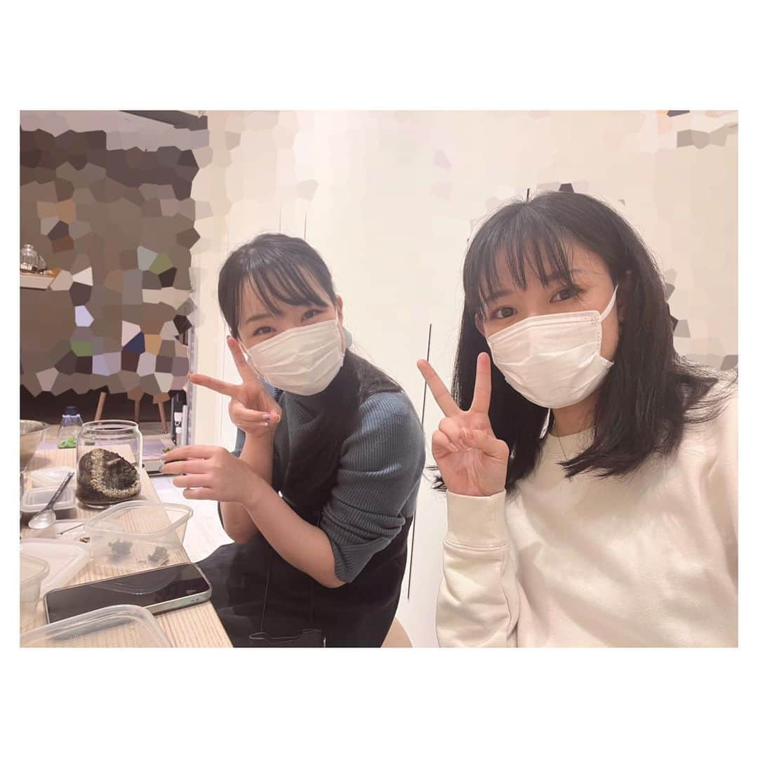 一木千洋さんのインスタグラム写真 - (一木千洋Instagram)「苔テラリウム🍀  先日 かな恵さん @kanae_1126_ito に誘われてテラリウム作りをしました✨ 苔か…寺の庭みたいなの作りたいな…と思って白い砂で池を表現したり背の低い苔を1株ずつ植えたり…やってみたらかなり楽しかったです(ピンセットで土に1つ1つ苔を植えるんです。想像と違った！) まだ全然苔むしてませんが、育つとどんどん苔が増えて味が出てくるそう。楽しみです。  #テラリウム  #苔テラリウム」4月25日 12時38分 - ikkichihiro