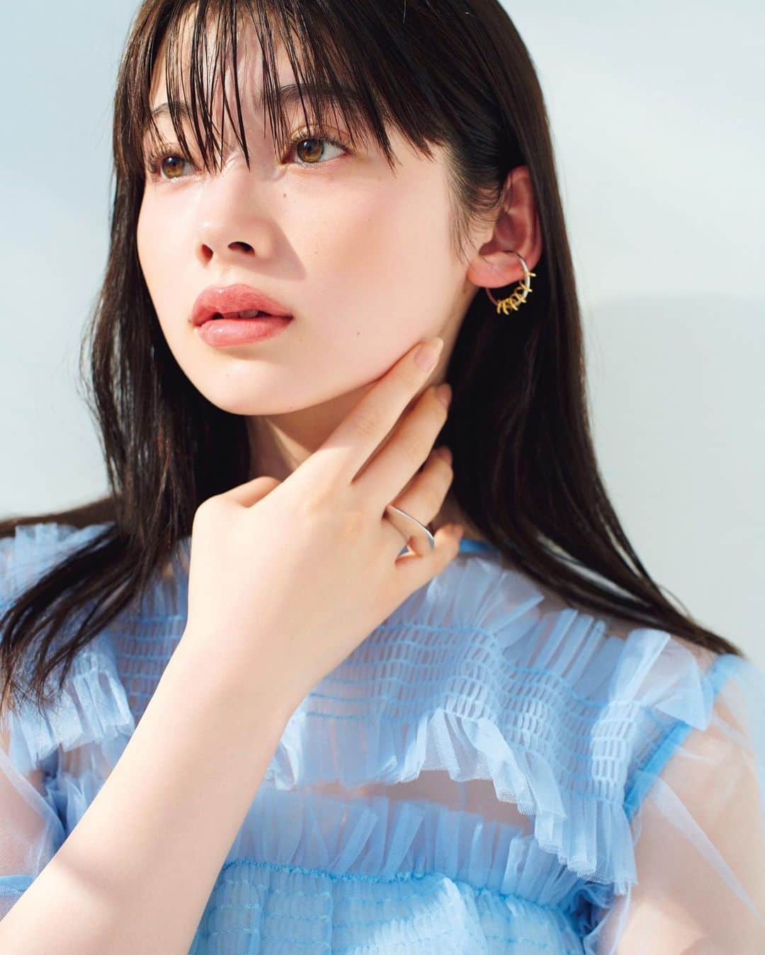 南琴奈のインスタグラム：「@maquia.magazine  6月号発売中です🦋 夏メイクどれもとっても素敵なのでぜひ🤍」