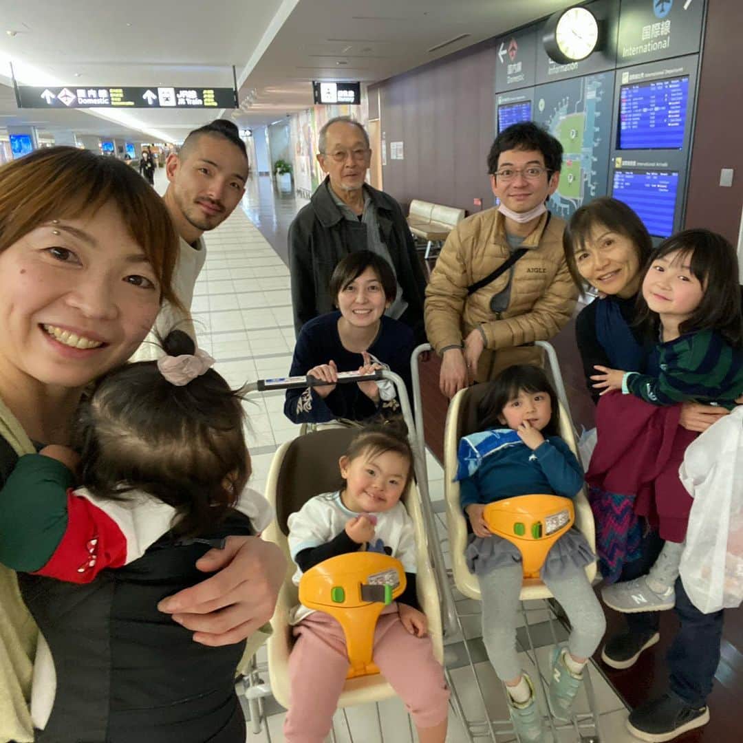 萩原亜咲さんのインスタグラム写真 - (萩原亜咲Instagram)「自身のクライミングはあまり満足にできていないこの数ヶ月。 壁を眺め集中力高める姿やコンペで自分の持つ能力を最大限引き出す力… 挑戦する場にいる瞬間にクライミングの世界はまだまだ楽しめるんだな〜と思わせてくれる。 ウィップスオープン時小学生だった子らも立派な高校生だもの。クライマーとして、大人として成長していく姿が面白い。  もうすぐ術後5ヶ月となる膝。 4ヶ月過ぎたあたりから引っかかりや痛みが激減し以前の膝と変わりなく使える感覚に。 さらなる筋力アップを進めている！ ボルダーの着地もコントロール範囲内ではある程度不安なくできるようになってきた。 強くなれ強くなれ靭帯よ強くなーれ。  1歳5ヶ月と3歳10ヶ月になった娘二人。 そういえば障がい児と健常児。 少しずつ妹の柊梛(しゅな)が杷杜(わと)に追いついてきているけれど、二人にとって姉妹である関係はこの先もずっと変わらないのだと思う。 ダウン症の長女の学習能力については知的の遅れを感じるものの、対人への思いやりや感情は一緒に生活してて見習うべき姿勢がたくさんある。 嬉しい時、悲しい時、こんなふうに表現していいんだよね。と。  中でもたまらないのが、頑固な妹を叱りつけると全然関係ない姉が怒られてる妹を見て隣で大泣きしちゃうところ！(笑) もう怒れないじゃない？妹は得してる⭕️  1歳から2歳の間のよくわからない感じの時期は生き物として最高にかわいい！！ 思い通りにならないと全てを投げ出して直立から倒れて後頭部強打しにいく癖やめてほしいけど…それさ、死ぬよ？😇  去年の秋から私の姉家族はオランダ生活。年1の帰国時に会えるのが楽しみ。 相変わらずママさんは自分のクライミングで忙しそう…元気でなによりです🤷‍♀️ こんな私はとことん家族の中で甘えん坊であり迷惑も心配もかけっぱなしだけど、ま、そんなのも一人くらい許してもらおう😂✌️  近況報告でした😋」4月25日 12時36分 - asaki_hagiwara
