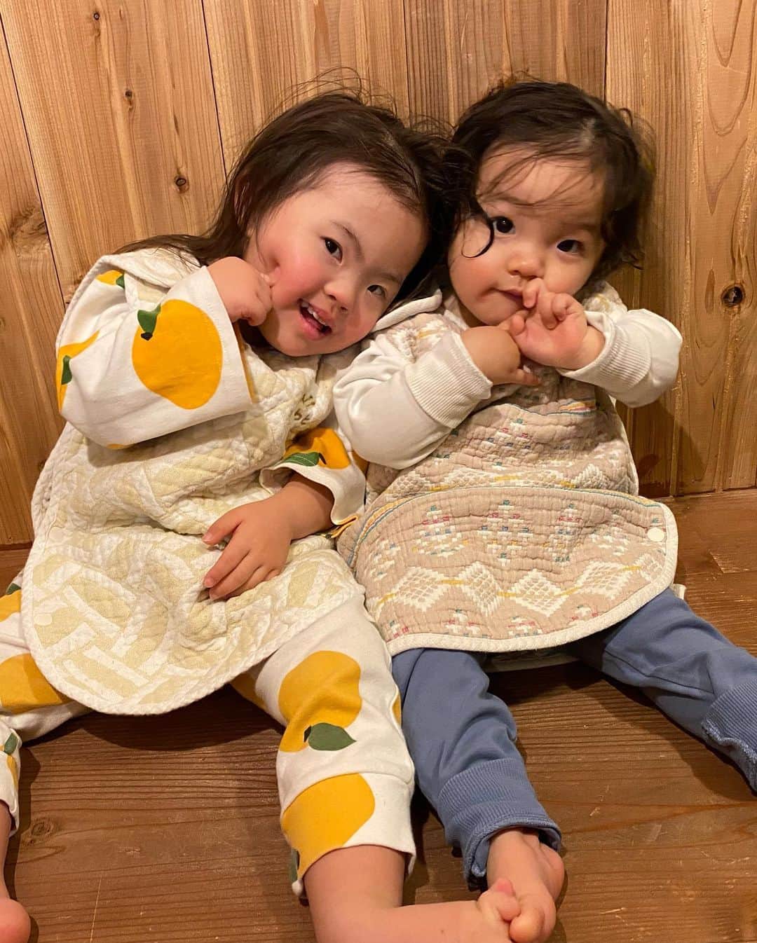 萩原亜咲さんのインスタグラム写真 - (萩原亜咲Instagram)「自身のクライミングはあまり満足にできていないこの数ヶ月。 壁を眺め集中力高める姿やコンペで自分の持つ能力を最大限引き出す力… 挑戦する場にいる瞬間にクライミングの世界はまだまだ楽しめるんだな〜と思わせてくれる。 ウィップスオープン時小学生だった子らも立派な高校生だもの。クライマーとして、大人として成長していく姿が面白い。  もうすぐ術後5ヶ月となる膝。 4ヶ月過ぎたあたりから引っかかりや痛みが激減し以前の膝と変わりなく使える感覚に。 さらなる筋力アップを進めている！ ボルダーの着地もコントロール範囲内ではある程度不安なくできるようになってきた。 強くなれ強くなれ靭帯よ強くなーれ。  1歳5ヶ月と3歳10ヶ月になった娘二人。 そういえば障がい児と健常児。 少しずつ妹の柊梛(しゅな)が杷杜(わと)に追いついてきているけれど、二人にとって姉妹である関係はこの先もずっと変わらないのだと思う。 ダウン症の長女の学習能力については知的の遅れを感じるものの、対人への思いやりや感情は一緒に生活してて見習うべき姿勢がたくさんある。 嬉しい時、悲しい時、こんなふうに表現していいんだよね。と。  中でもたまらないのが、頑固な妹を叱りつけると全然関係ない姉が怒られてる妹を見て隣で大泣きしちゃうところ！(笑) もう怒れないじゃない？妹は得してる⭕️  1歳から2歳の間のよくわからない感じの時期は生き物として最高にかわいい！！ 思い通りにならないと全てを投げ出して直立から倒れて後頭部強打しにいく癖やめてほしいけど…それさ、死ぬよ？😇  去年の秋から私の姉家族はオランダ生活。年1の帰国時に会えるのが楽しみ。 相変わらずママさんは自分のクライミングで忙しそう…元気でなによりです🤷‍♀️ こんな私はとことん家族の中で甘えん坊であり迷惑も心配もかけっぱなしだけど、ま、そんなのも一人くらい許してもらおう😂✌️  近況報告でした😋」4月25日 12時36分 - asaki_hagiwara