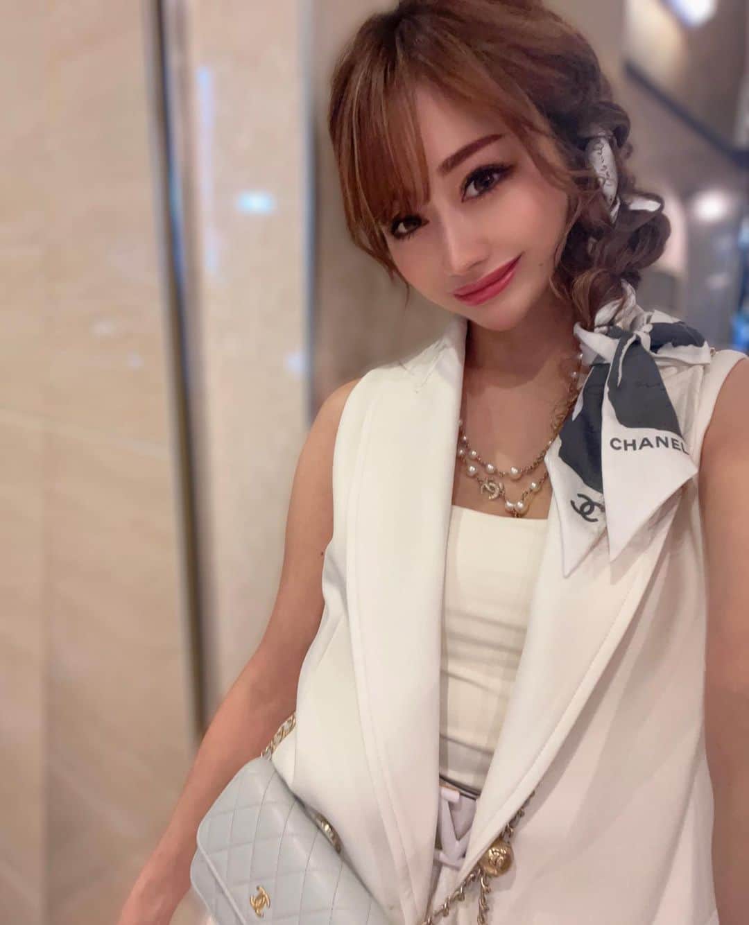 のインスタグラム：「🤍🤍 最近のるいヘアと ZARA×CHANEL🤍🤍  #シャネル#ザラ#chanel#zara#白コーデ#シャネルバッグ#シャネルミニバッグ#編み下ろし#スカーフアレンジ春コーデ#ショートパンツ#ジレ#ロングヘア#ロングヘアアレンジ#ホワイトステージ#星咲るい#錦#キャバクラ」