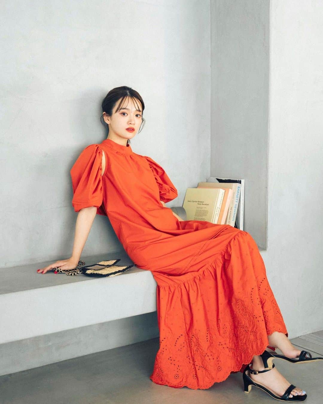 NATURAL BEAUTY BASICのインスタグラム：「Limited Edition ～Showy Summer～ Feat.Karin Takubo  田久保夏鈴さんが着こなすリミテッドコレクションが到着。 視線を誘うブライトカラーに、表情豊かなジャガード、 Itな肌見せを叶えてくれるカットアウトやシアー素材… 夏に向けてお洒落のテンションをUPさせたい今こそ、 華やぎアイテムの力を借りて。  ブライトなオレンジ＆ショートボレロで 初夏のワンピルックをリフレッシュ  ■ボレロレイヤードティアードワンピース ¥14,960 tax in size:M/PS color:クロ/ブルー/オレンジ #0173140530  アメスリデザインのティアードワンピと クロップド丈ボレロブラウスの キャッチーなセットアイテムをデリバリー。 季節感を加速してくれるビビッドなビタミンカラーもポイント。 裾部分のオリジナル刺繍がフェミニンなアクセントに。 ブラックサンダルできりっと締めて都会的に仕上げて。  ---------------------------------------  本日より公式オンラインサイトにて プレオーダー受付スタート✨  5/3(水)～下記店舗にて販売となります。  ＜取り扱い店舗・オンラインストア＞ 札幌ステラプレイス エスパル仙台 ルミネ大宮 ルミネ池袋 ルミネ荻窪 新宿ミロード 銀座インズ ラゾーナ川崎 ジョイナス タカシマヤゲートタワーモール 阪急三番街 ルクア大阪 京都ポルタ 天神地下街 NBB公式オンラインストア（SANEI bd ONLINE)  #田久保夏鈴 さん #LIMITEDEDITION #限定商品 #限定 #予約 #プレオーダー #ワンピース #ジャガード #刺繍 #お出かけコーデ #ボレロワンピース #ティアードワンピース  #オフィスコーデ #オフィスカジュアル #通勤コーデ #大人可愛い #春コーデ #カラーコーデ #オレンジコーデ #着回しコーデ #きれいめカジュアル #ベーシックコーデ #ベーシック #ナチュラルコーデ #トレンドスタイル #シンプルコーデ #ナチュラルビューティーベーシック #naturalbeautybasic」