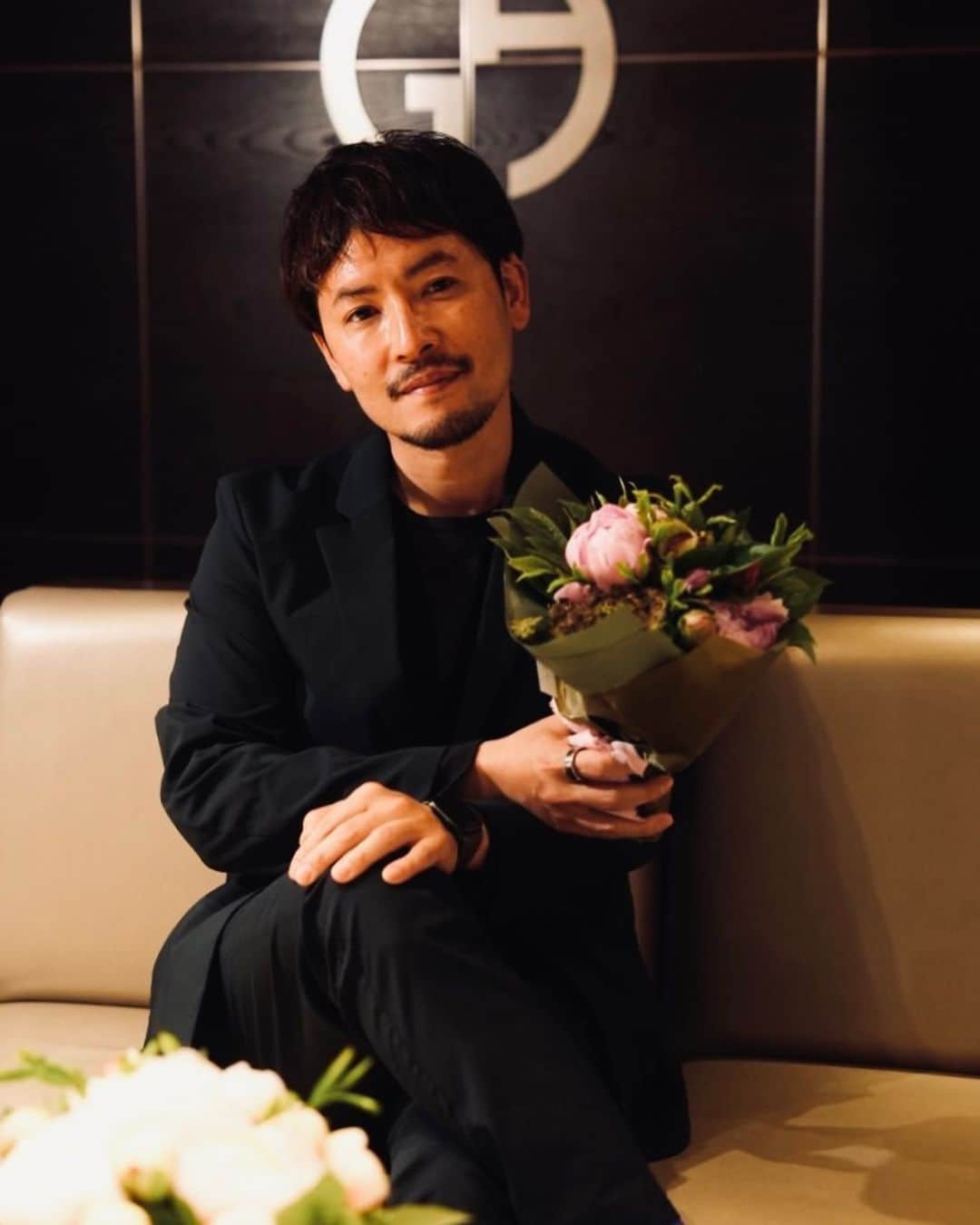 小柳津林太郎のインスタグラム：「Was invited to a special event hosted by #armanibeauty  昨日、#armanibeauty 主催の、「アルマーニ プリヴェ」のワークショップに行ってきました。フレグランスの奥深さを体感すると同時に、 @flowernoritake さんに教えて頂くフラワーアレンジメントの勉強もさせて頂きました。ピオニーの香りを筆頭に３つのフレグランスを体験できたのですが、個人的には「ユーロン」が日常使いとしては一番好きで、仕事の勝負所は「ヴェールマラカイト」、プライベートの勝負どころは「ウードロイヤル」が好きです。  香りの世界は奥深くて、記憶に直結するので、個人的にもこれをきっかけに勉強しようかと🤘 ジョルジオさんの人生の記憶から身近な大切な人に香水を作られているという秘話も素敵でした。  5/14は #母の日 ですが、ギフトとしても素晴らしいと思います。  #armanibeauty #armaniprive #fragrance #PR」