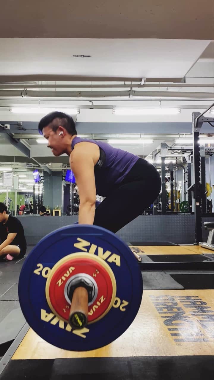 鄭碧瑩のインスタグラム：「Ending week one of the new deadlift-focused advanced meso with a series of messed up video angles.   Crawling slowly towards 80x5 and a somewhat respectable form while coach is still in recovery mode and cheering me on. All psyched up this week to lift with @whitneylofts and maybe hit some new PRs. . . . . .  #trainhard #noshortcuts #noexcuses #strongwomenlift #sbd #deadlifts #squats」
