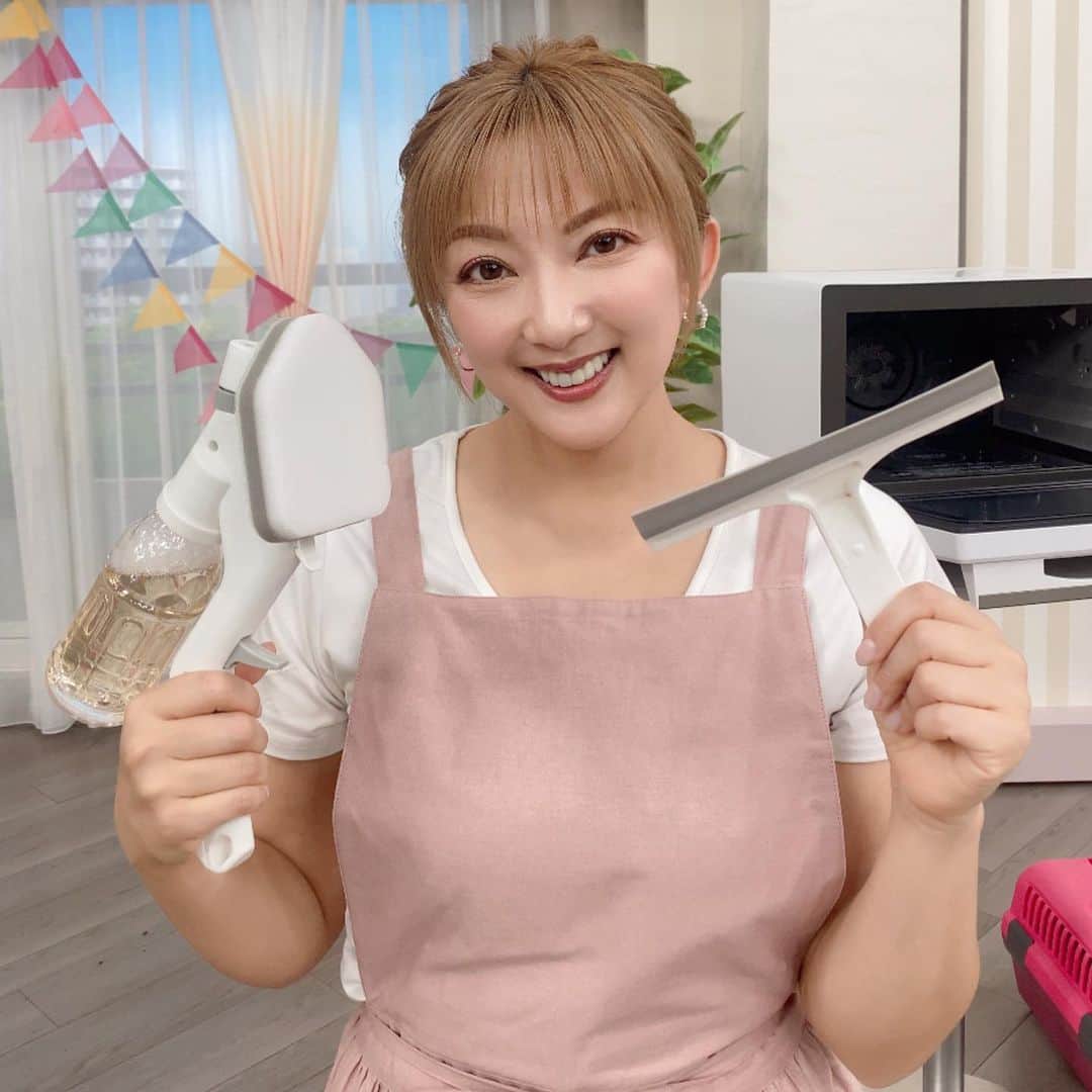 のインスタグラム：「・ QVC沢山のご購入 ありがとうございました💗  QVCアプリ、HPより 本日中でしたら まだまだ"お買得価格"で ご購入いただけますよー😆💗  人にも環境にも優しい🌏👨‍👩‍👧‍👦 溶かして使う ECO洗剤シリーズ♡  #洗濯洗剤  #食器用洗剤  #マルチクリーナー   紙パッケージ採用で リサイクルでゴミをゼロに♻️  薄くて軽いので 輸送時の燃料資源の節約ができ、 CO2の排出量削減にもなるんです🥰  便利なだけでなく、 環境にも人にも優しい商品ですので 末永くご愛用いただけたら嬉しいです😉💕  【ECO Familia】を 今後とも宜しくお願い致します😆🙏✨  ２枚目 日比野ようこナビさま✨ @qvc_hibino  ありがとうございました🥹✨  次回のQVC出演は ５月5日金曜日 よる19時〜😉  Mariya's choiceより @mariyas_choice  大好評の#大豆ヌードル  #大豆ミート ミンチタイプ #大豆オイル ご紹介させていただきます🧡  お見逃しなく〜😍✨」