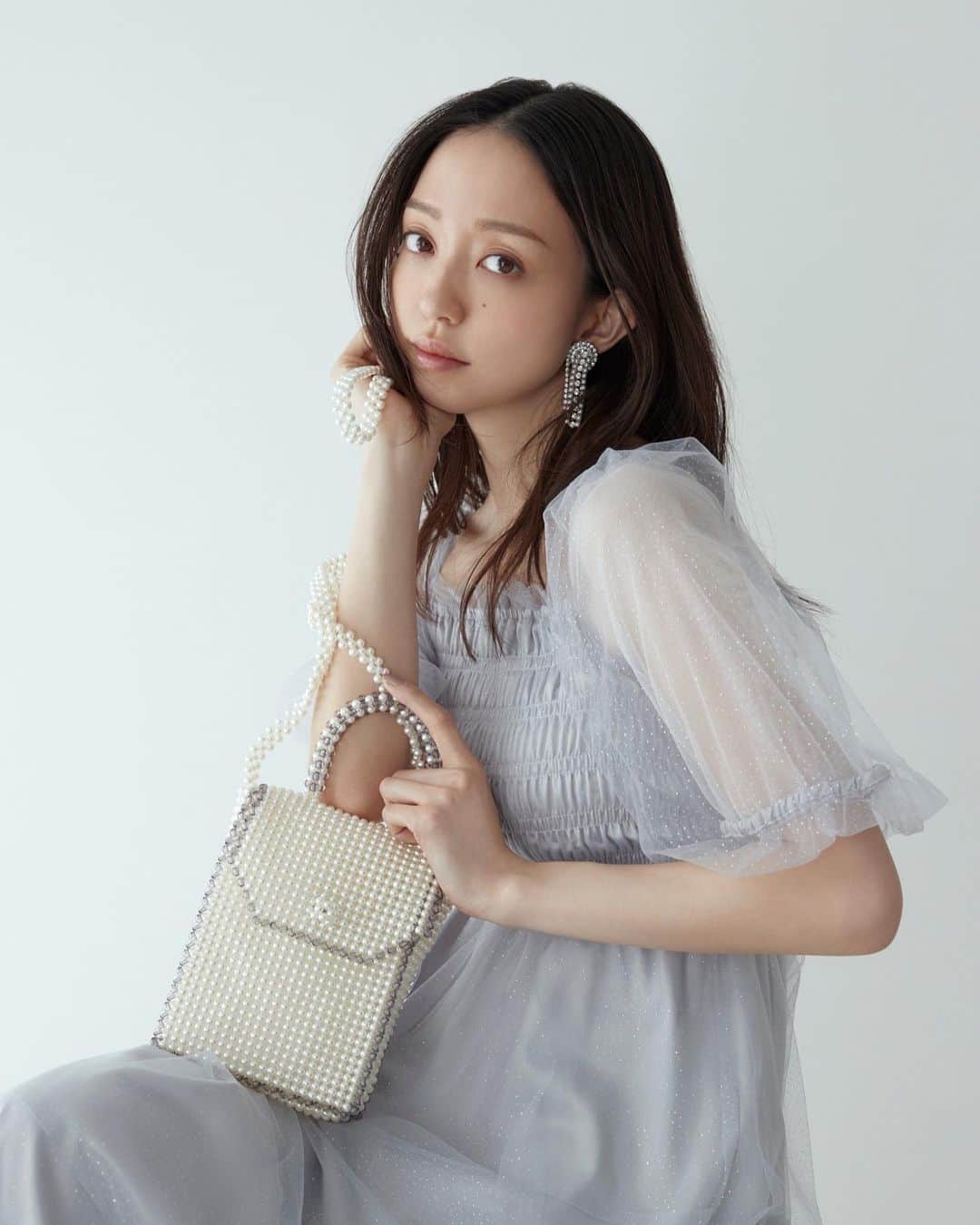 ファーファーのインスタグラム：「【NEWS】   「THE DRESS LAB」 ―ここでしか買えない、プレミアムドレスー  マッシュスタイルラボの人気ブランドが、 「BRIGHT & COLORS」をテーマに、煌びやかなプレミアムドレスをご用意いたしました。  細やかなディテール使いや、贅沢なボリューム感の構築的なフォルムなど、 ここでしか買えない特別な1着が揃う華やかなラインナップ。 「THE DRESS LAB」は、4月25日(火)より、USAGI ONLINEにて先行販売開始。 5月3日(水)より、東京、名古屋、大阪、福岡、札幌の「THE DRESS LAB」POP UP STOREとUSAGI ONLINE STOREにて “LIMITED ITEMS EVENT”を開催いたします。  ■BRAND SNIDEL @snidel_official  FRAY I.D @fray_id  LILY BROWN @lily_brown_official  Mila Owen @milaowen_official  FURFUR @furfur_official  styling/ @stylings_official  CELFORD @celford_official  MIESROHE @miesrohe_   ■LIMITED ITEMS EVENT 4.25 tue – 6.4 sun USAGI ONLINE  5.3 wed - 5.9 tue 銀座三越 本館 3F GINZAステージ 電話 03-3562-1111 大代表  5.10 wed - 5.16 tue 大阪タカシマヤ 1F グッドショックプレイス 電話 06-6631-1101 大代表  5.10 wed - 5.16 tue 大丸札幌店 1階エスカレーター横特設会場 電話 011-828-1111 大代表  5.17 wed - 5.23 tue 岩田屋本店 1F KIRAMEKI BOARD（イベントスペース） 電話 080-7258-7124（お客様直通電話）  5.24 wed - 5.30 tue ジェイアール名古屋タカシマヤ 5F ローズパティオ 電話 052-566-1101 大代表  5.25 thu – 6.4 sun ルミネ新宿 ルミネ2 2F ミラ オーウェン前イベントスペース 電話 080-4890-5772（お客様直通電話）  ■SPECIAL ITEMS 煌びやかなプレミアムドレスにふさわしい、 「バッグ」「シューズ」をご用意いたします。 ※数量限定の為、なくなり次第終了とさせていただきます。  ■NOVELTY 各イベント期間中に、会場内のドレスをお買い上げ頂いたお客様には、 オケージョンシーンに華やかさを引き立てる イベント限定「ヘアピンセット」をプレゼントいたします。 ※数量限定の為、なくなり次第終了とさせていただきます。  @usagionline  @furfur_official @furfur_official_staff  #FURFUR #ファーファー」