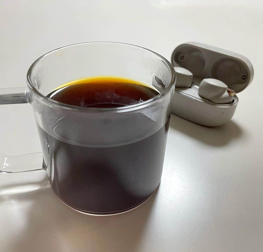 森田繁のインスタグラム：「週末の中央線コーヒーフェスティバルで購入した豆を開封する前に、冷凍してあったすでに開封済みの豆を抽出。マンデリン、コロンビアにわずかに残っていたフレンチも加えての適当ブレンド。そこそこちゃんとした味になるが、再現度はゼロ。」