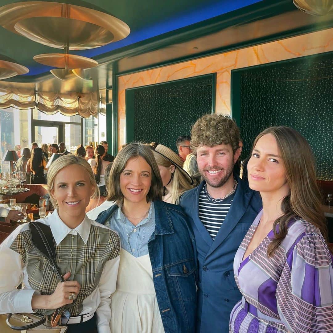 ティモウェイランドのインスタグラム：「This. Such a highlight spending QT sunset time w/ @toryburch @beattyerin @chloegosselin to celebrate our new @cfda inductees. Honored & thrilled to “grow up together” 💌🏆」