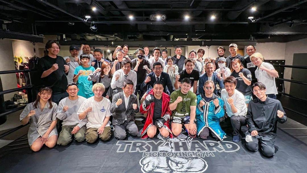 HIROYAさんのインスタグラム写真 - (HIROYAInstagram)「TRYHARD GYMで法人会員のシステムをスタートいたしました！  先日町田近郊の経営者の方々を中心にお声がけさせていただき、法人会員システムの説明・体験会イベントを実施させて頂きました。  お陰様で、ご参加いただいた皆様に楽しんでいただき、とても盛り上がるイベントになりました。  会社の福利厚生にご活用はいかがでしょうか。  社員様同士のコミュニケーション向上にもつながりますし、生活習慣の向上、健康づくりにもってこいです！  ご興味ある方は是非僕又はジムにお問い合わせください🙇🏻  イベントご協力いただきました 株式会社愛知金物/町田プロレス 代表 杉浦隆様 株式会社キープ・ウィルダイニング 代表 保志真人様 株式会社三井製作所 代表 三井康弘様  本当にありがとうございました！  ーーーーーーーーーーーー  @tryhardgym  先日、法人会員様向けに 説明会と体験会を行いました 🥊 ⁡ 格闘技というとなかなかハードルが 高く感じてしまうかもしれませんが トライハードジムはフィットネス要素も 組み合わせて頂けるので運動不足解消に 無理なく通っていただけます 💡 ⁡ ------ ⁡ トライハードが掲げている “強さは優しさ“で ジム周辺の治安を守りながら健康で活気溢れる 町田にしていきたいと思っています😌 ⁡ 限定イベントや様々な特典をご用意して ホームページをご覧いただき、お気軽に お問い合わせくださいませ📮✨ ⁡ 法人会員 ／ ジムスポンサーについて └  https://www.tryhardgym.com/houjin ⁡ --------------------------------------------- ⁡ 月〜土曜日　24時間 日曜日　1・3・5週 ⁡ 休み  日曜日　2・4週 ⁡ 📍  東京都町田市森野 1丁目   39−1グランドゥールビル6F  ( 小田急線町田駅北口 徒歩40秒 ) ⁡ 📞  042-851-8154 ⁡ 📩  info@tryhardgym.com ⁡ #トライハードジム #キックボクシング #格闘技 #フィットネス #町田 #ジム #法人会員 #福利厚生 #健康づくり」4月25日 12時54分 - hiroya_tryhard