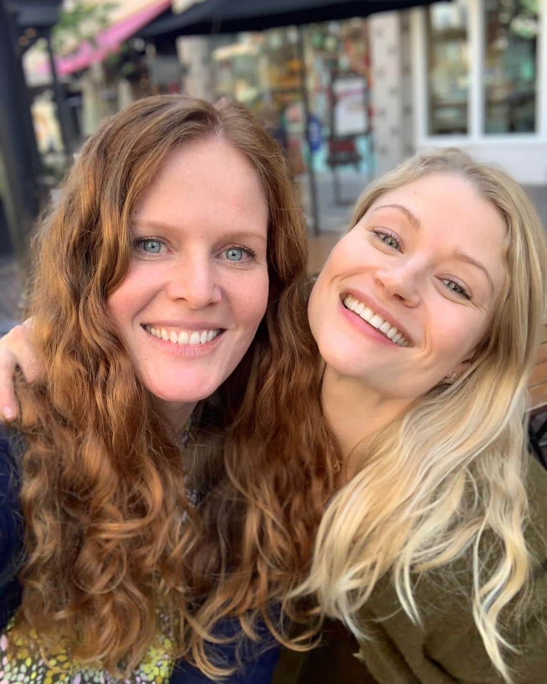 エミリー・デ・レイヴィンのインスタグラム：「Happiest of Birthdays to you my gorgeous & amazing girl! Love you to the moon & back @bexmader  💖❤️💖❤️💋 #bexilie」